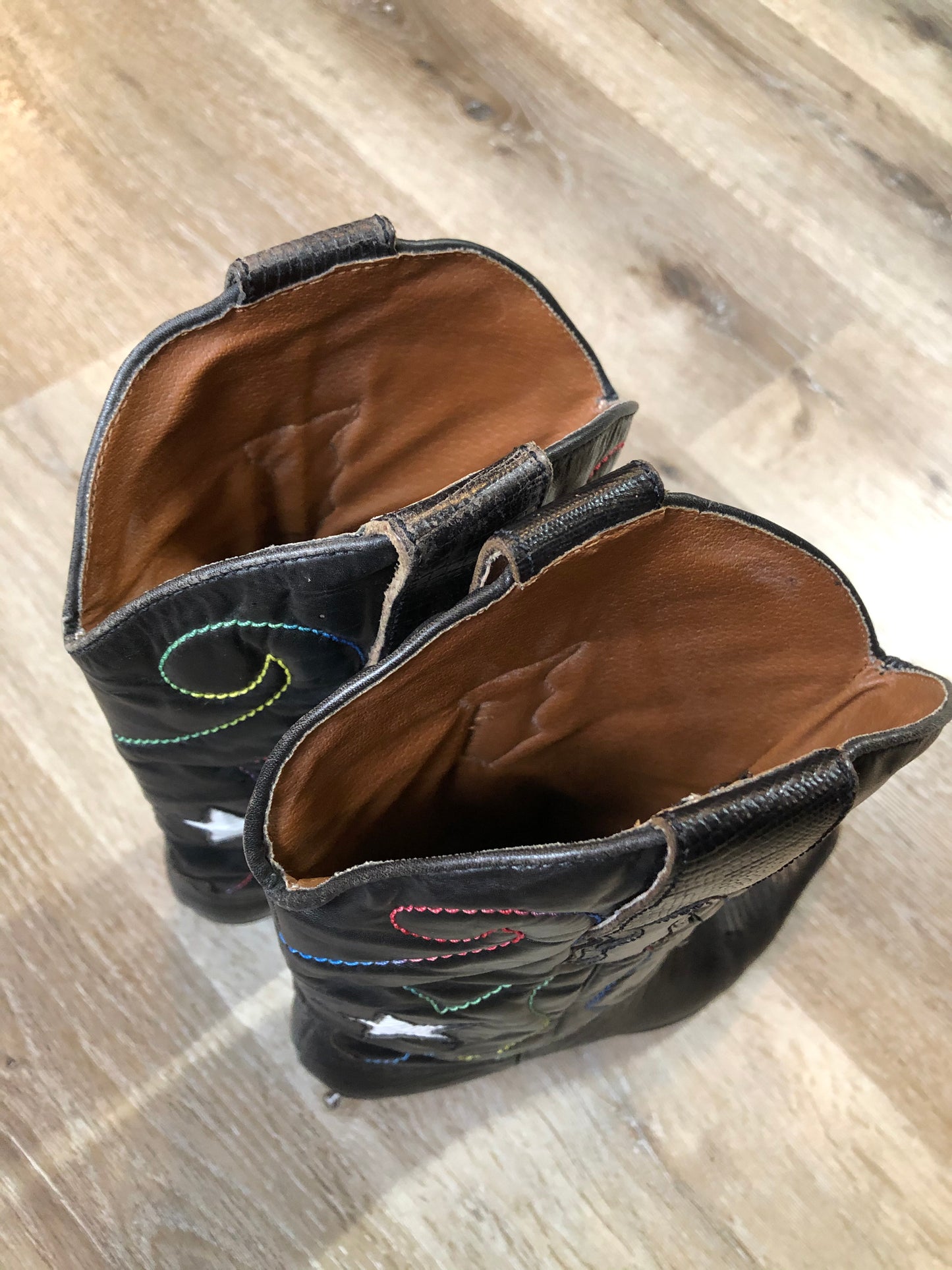 Kingspier Vintage - Nine West cowboy boots in black leather and black croc-embossed leather. The boot features a star motif with multi-coloured stitching.
Size 6.5 Womens
The leather uppers have a few loose threads in the stitching and soles are in great condition.