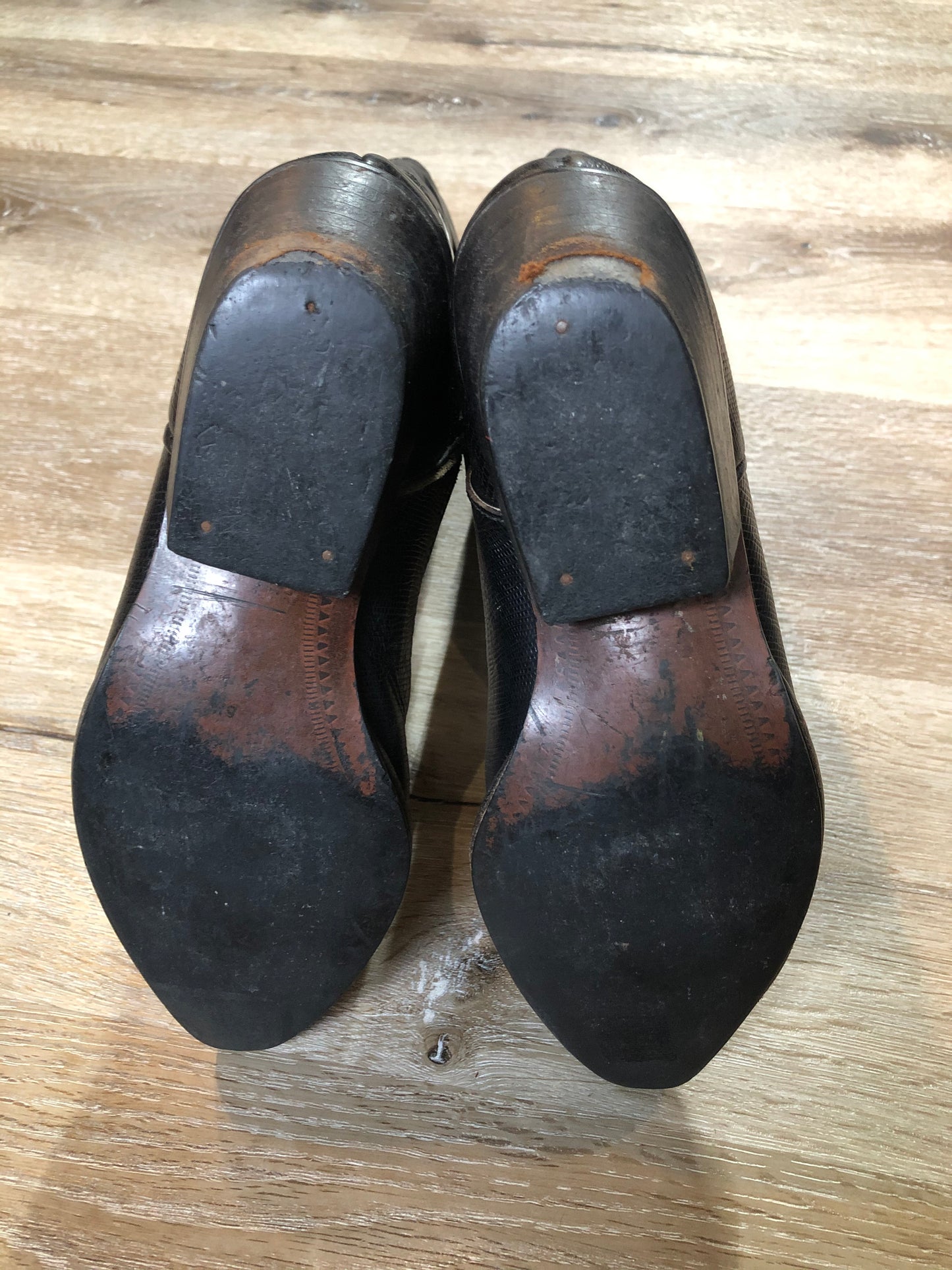 Kingspier Vintage - Nine West cowboy boots in black leather and black croc-embossed leather. The boot features a star motif with multi-coloured stitching.
Size 6.5 Womens
The leather uppers have a few loose threads in the stitching and soles are in great condition.