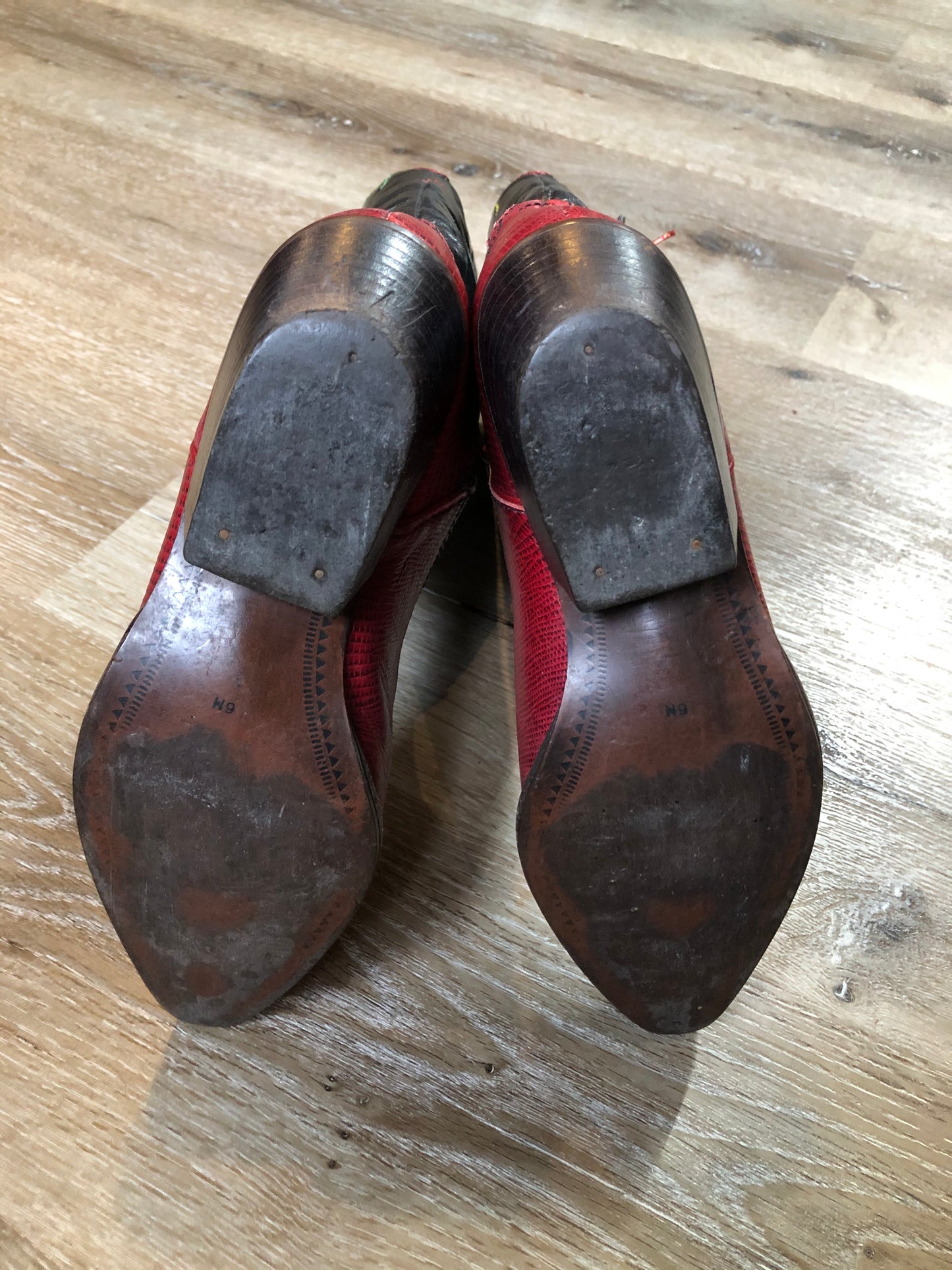 Kingspier Vintage - Nine West cowboy boots in black leather and red croc-embossed leather. The boot features a star motif with multi-coloured stitching.
Size 6 Womens
The leather uppers and soles are in excellent condition.