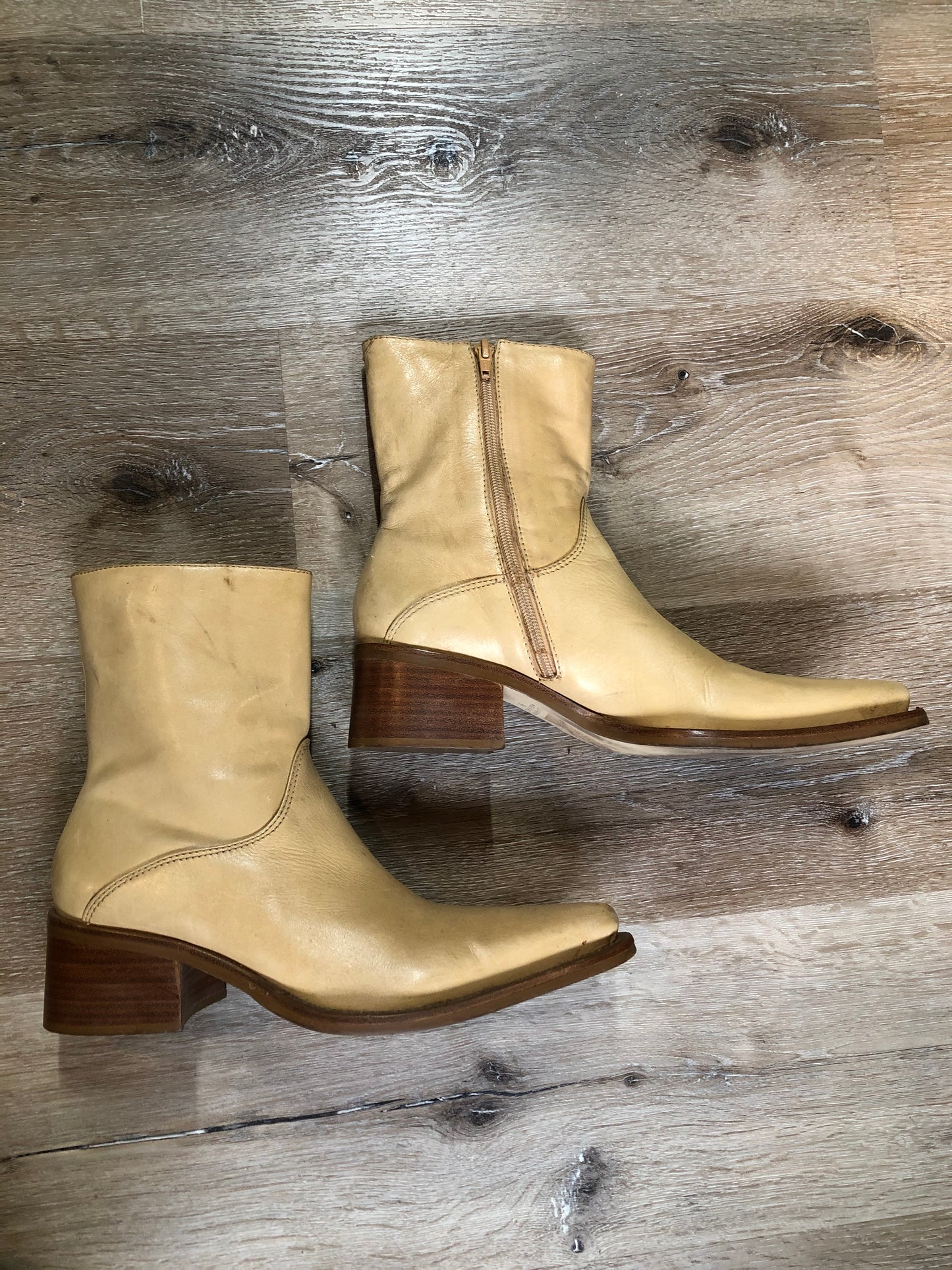 Kingspier Vintage - Baci leather cowboy style ankle boot in beige with 2” heel and side zipper. Made in Brazil.
Size 9 Womens
The leather uppers and soles are in great condition with some scuffing.