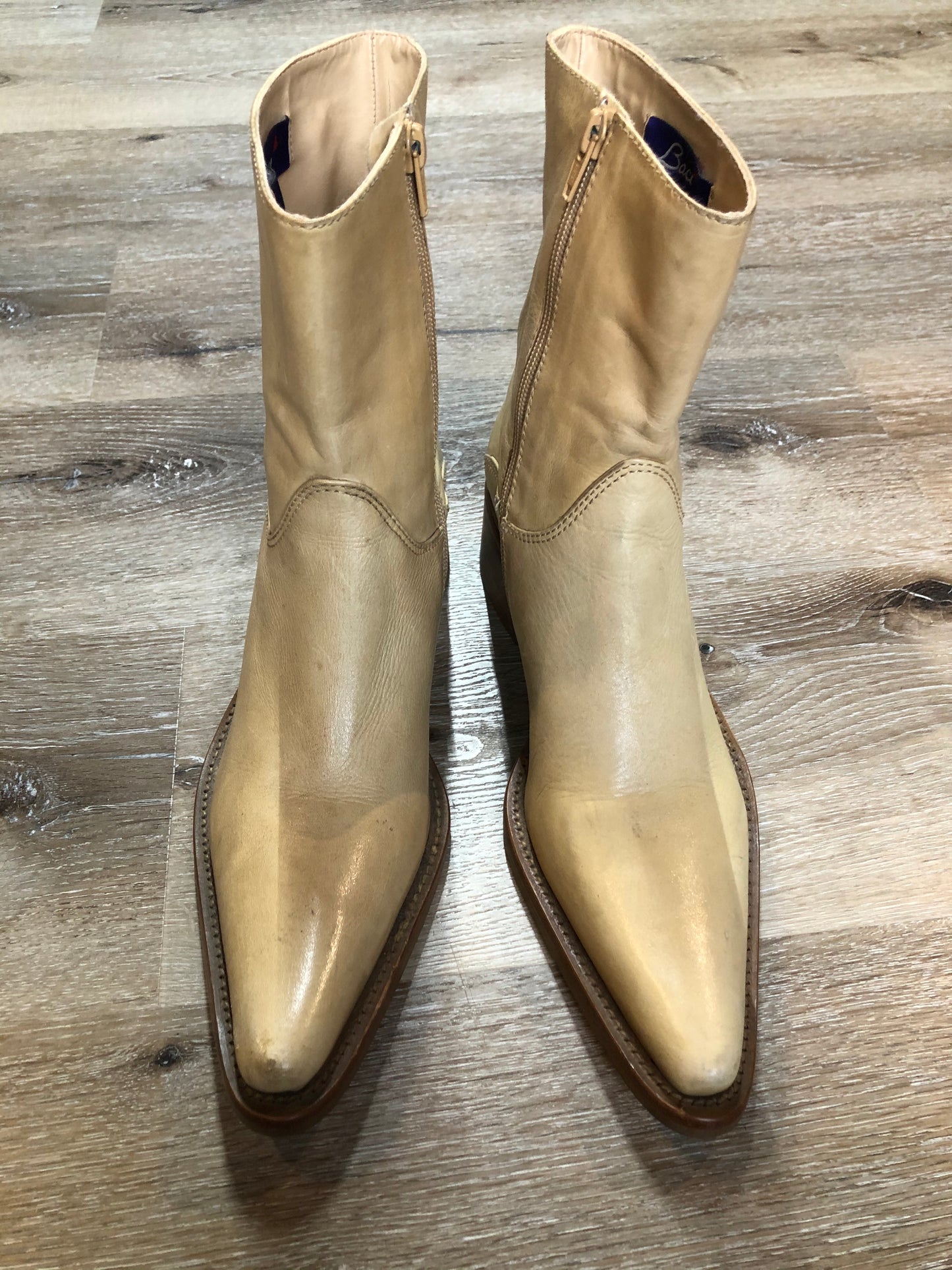 Kingspier Vintage - Baci leather cowboy style ankle boot in beige with 2” heel and side zipper. Made in Brazil.
Size 9 Womens
The leather uppers and soles are in great condition with some scuffing.