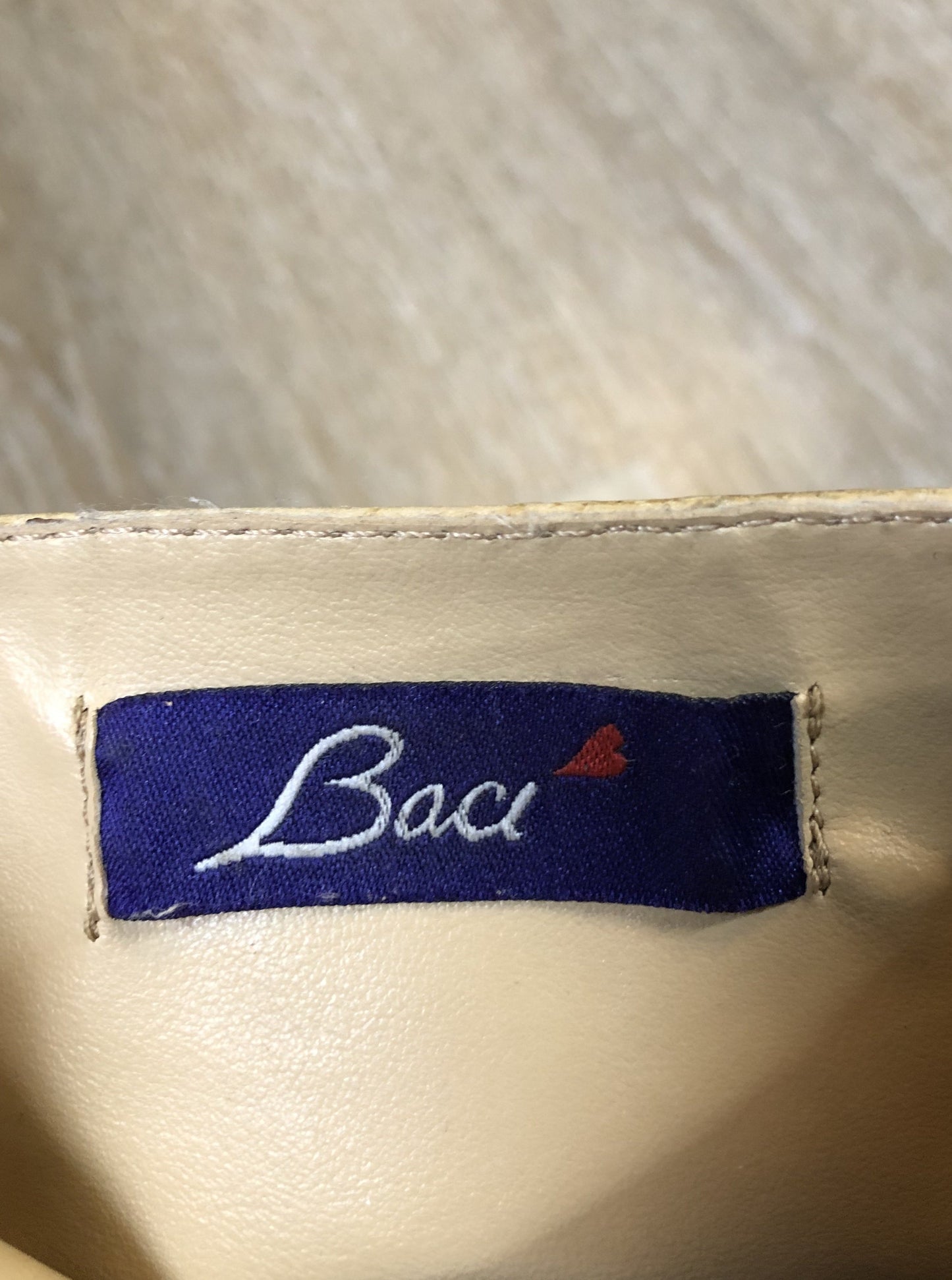 Kingspier Vintage - Baci leather cowboy style ankle boot in beige with 2” heel and side zipper. Made in Brazil.
Size 9 Womens
The leather uppers and soles are in great condition with some scuffing.
