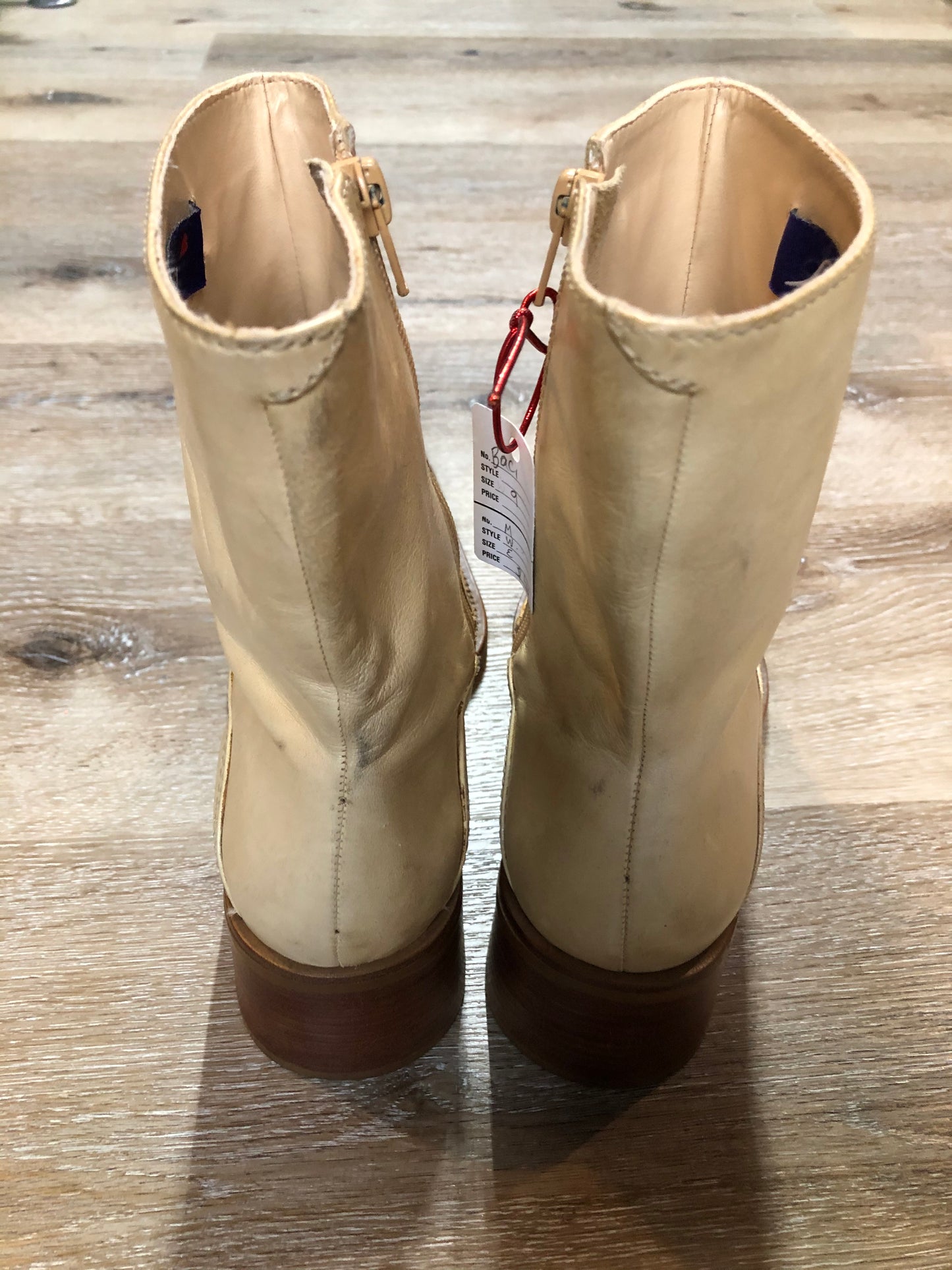 Kingspier Vintage - Baci leather cowboy style ankle boot in beige with 2” heel and side zipper. Made in Brazil.
Size 9 Womens
The leather uppers and soles are in great condition with some scuffing.