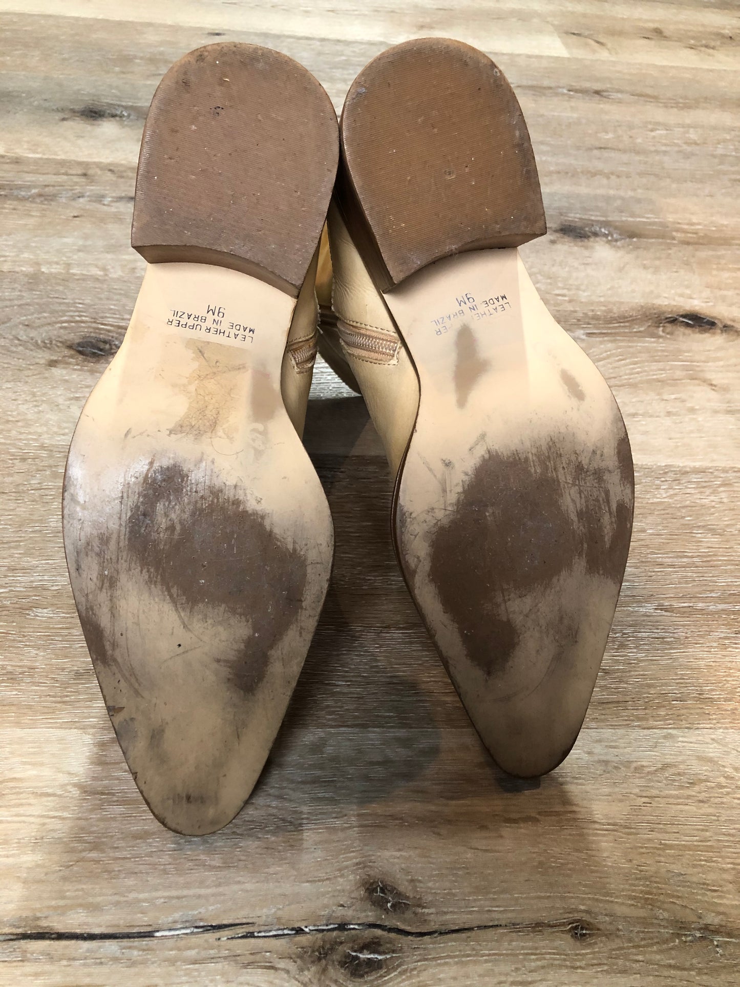 Kingspier Vintage - Baci leather cowboy style ankle boot in beige with 2” heel and side zipper. Made in Brazil.
Size 9 Womens
The leather uppers and soles are in great condition with some scuffing.