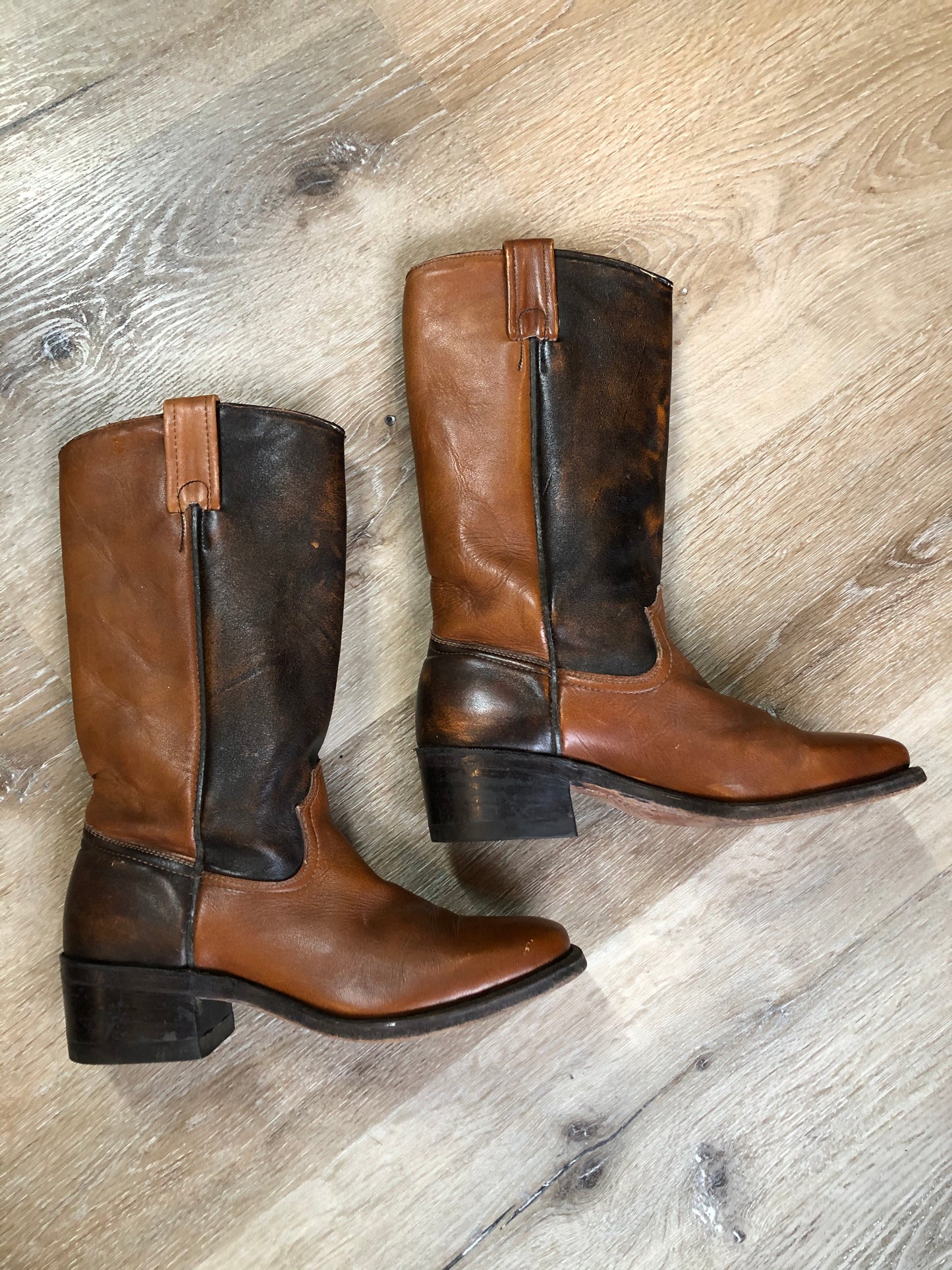 Kingspier Vintage - Vintage Boulet leather square toe cowboy boot with two tone brown leather upper and oil resistant heel. Made in Canada.
Size 7.5 Womens
The leather uppers and soles are in excellent condition.
