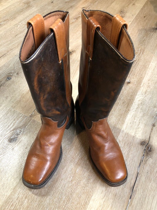 Kingspier Vintage - Vintage Boulet leather square toe cowboy boot with two tone brown leather upper and oil resistant heel. Made in Canada.
Size 7.5 Womens
The leather uppers and soles are in excellent condition.