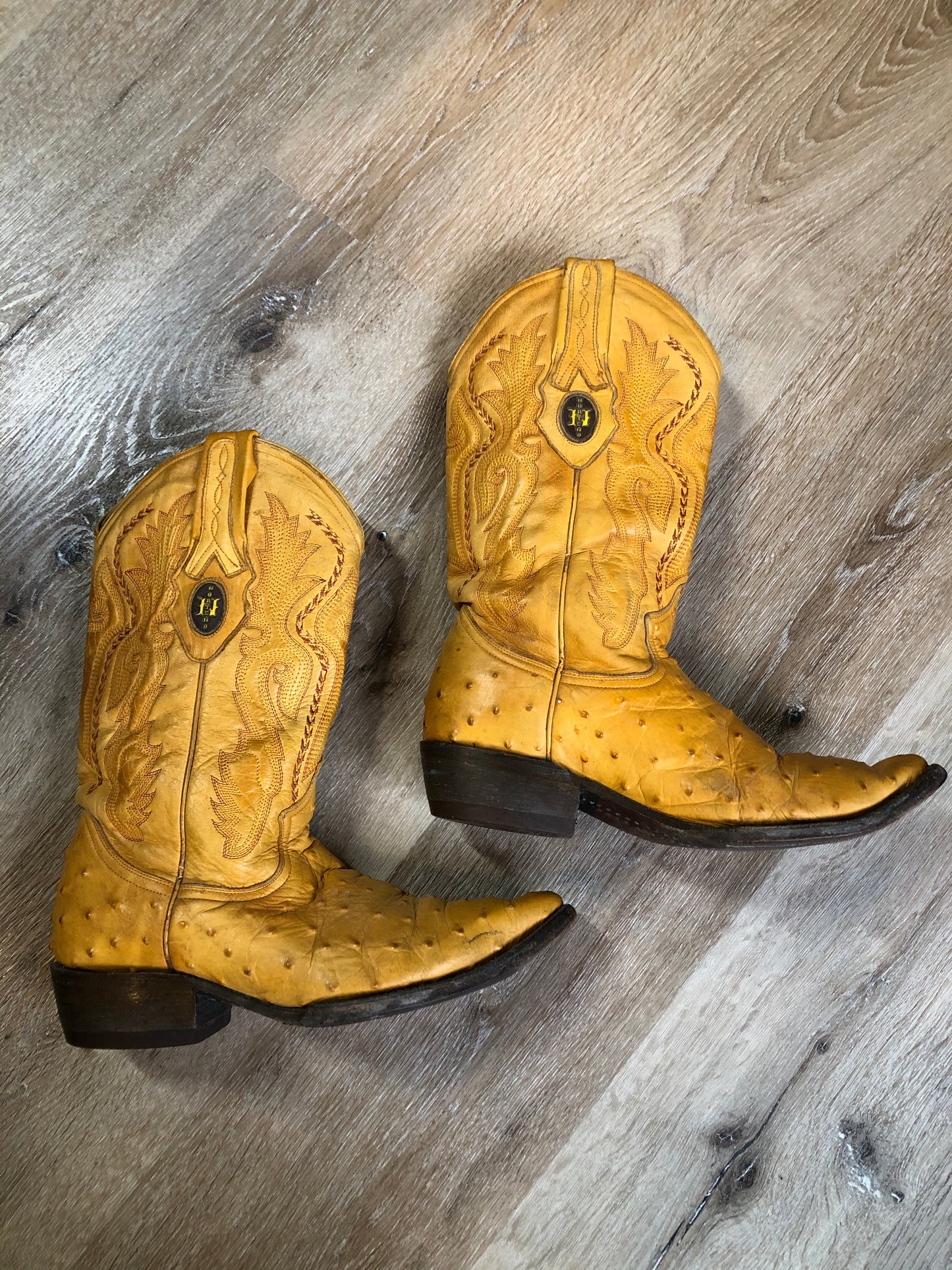 Kingspier Vintage - Norteno tan ostrich leather cowboy boots with decorative stitching, Norteno logo on the sides. Made in the USA.
Size 28.5 Womens
The leather uppers and soles are in good condition with some general wear all over.