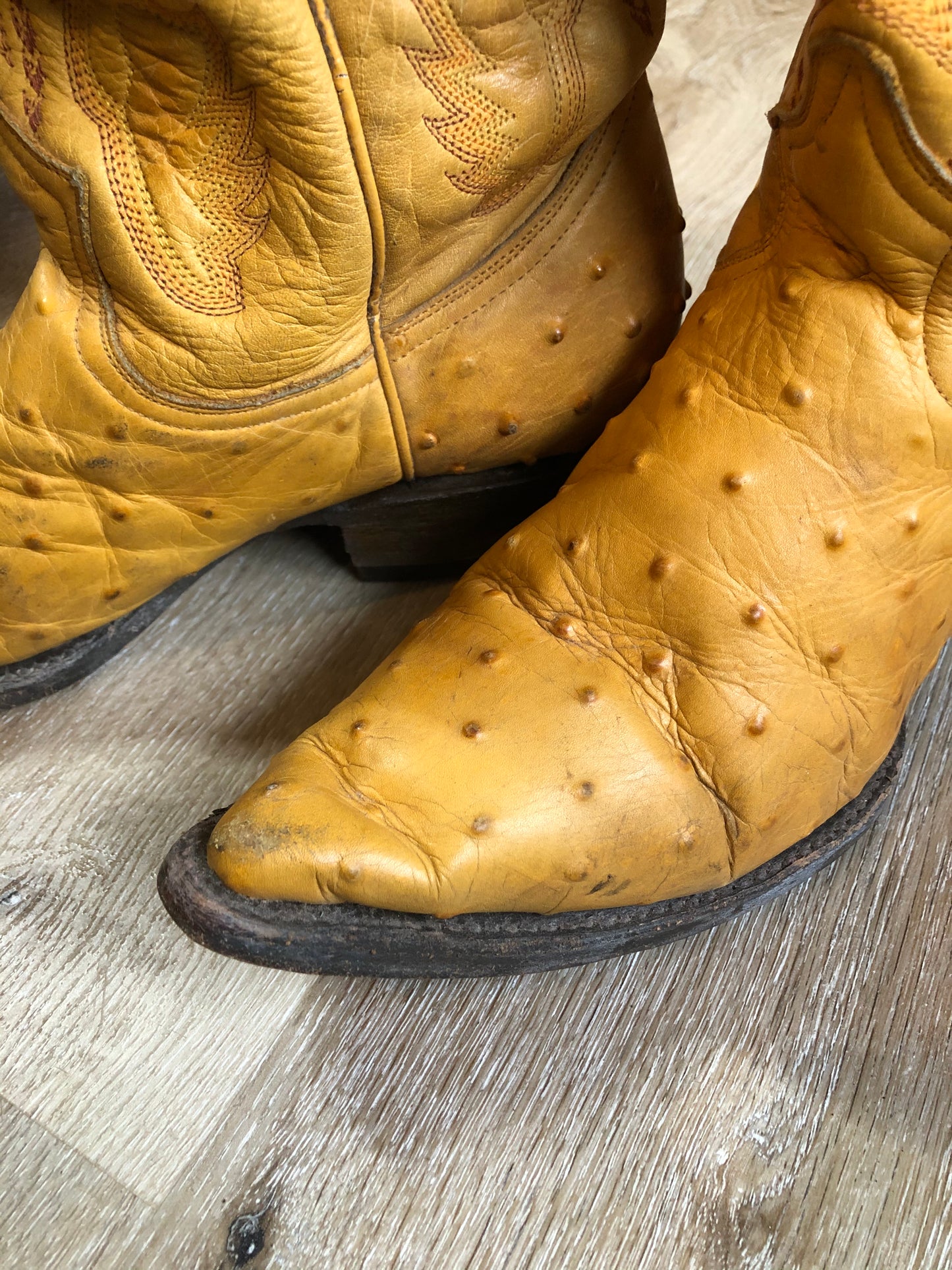 Kingspier Vintage - Norteno tan ostrich leather cowboy boots with decorative stitching, Norteno logo on the sides. Made in the USA.
Size 28.5 Womens
The leather uppers and soles are in good condition with some general wear all over.