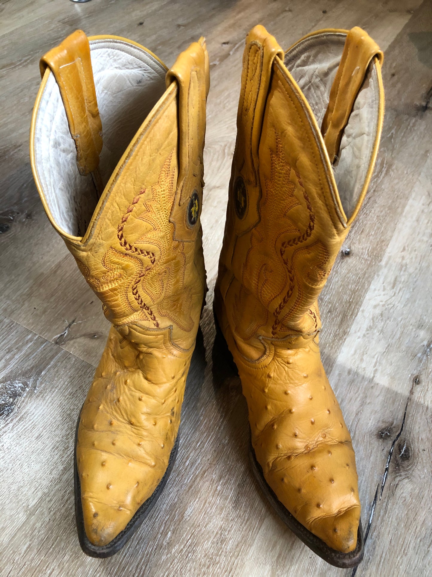 Kingspier Vintage - Norteno tan ostrich leather cowboy boots with decorative stitching, Norteno logo on the sides. Made in the USA.
Size 28.5 Womens
The leather uppers and soles are in good condition with some general wear all over.