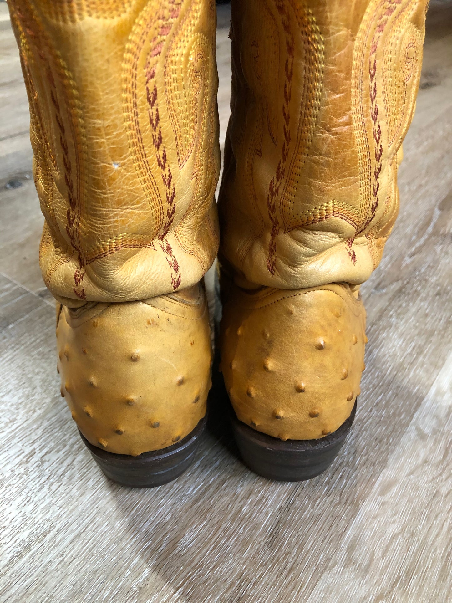 Kingspier Vintage - Norteno tan ostrich leather cowboy boots with decorative stitching, Norteno logo on the sides. Made in the USA.
Size 28.5 Womens
The leather uppers and soles are in good condition with some general wear all over.