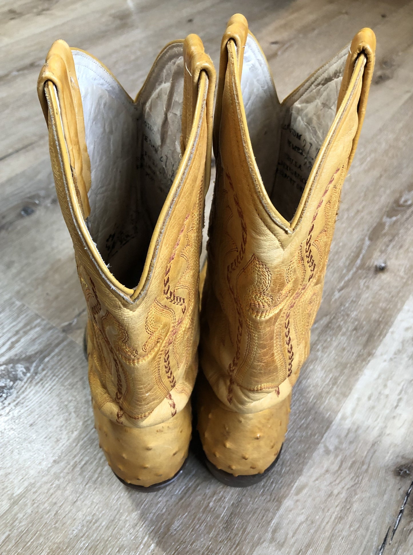 Kingspier Vintage - Norteno tan ostrich leather cowboy boots with decorative stitching, Norteno logo on the sides. Made in the USA.
Size 28.5 Womens
The leather uppers and soles are in good condition with some general wear all over.