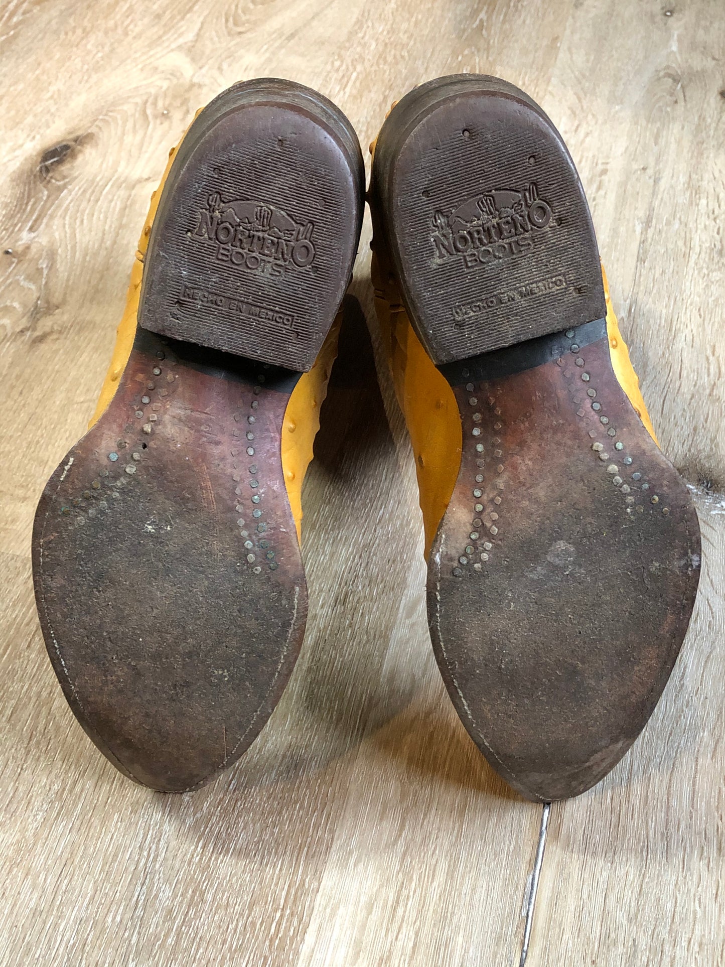 Kingspier Vintage - Norteno tan ostrich leather cowboy boots with decorative stitching, Norteno logo on the sides. Made in the USA.
Size 28.5 Womens
The leather uppers and soles are in good condition with some general wear all over.
