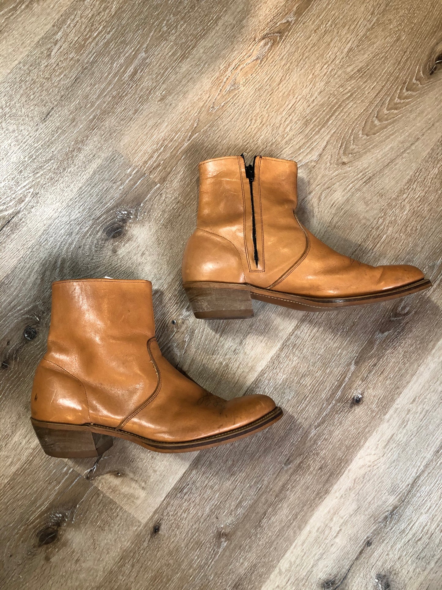 Kingspier Vintage - Light brown leather short cowboy boot with round toe, side zipper and decorative stitching.
Size 11 - 12 Mens
The leather uppers and soles are in excellent condition.