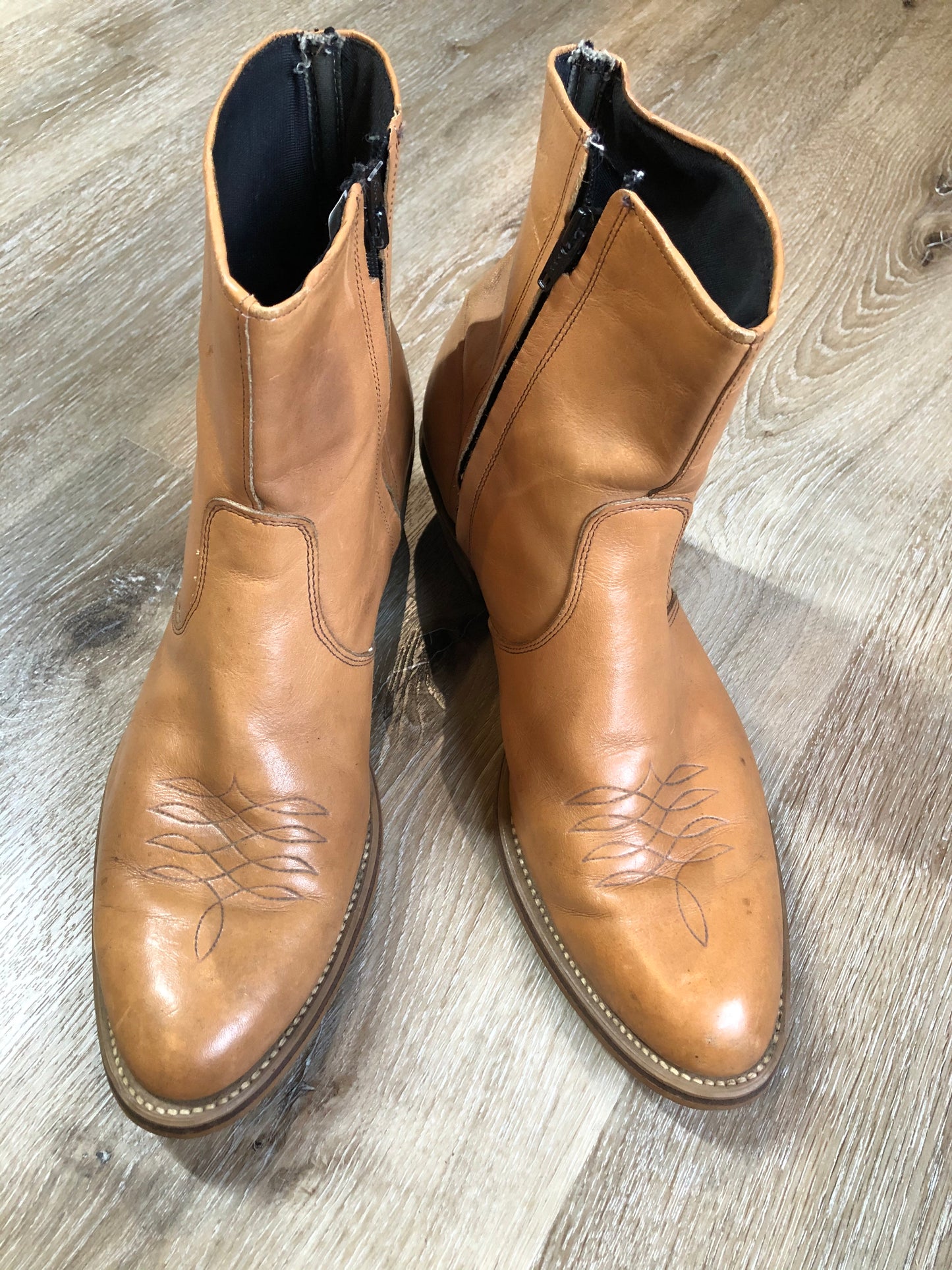 Kingspier Vintage - Light brown leather short cowboy boot with round toe, side zipper and decorative stitching.
Size 11 - 12 Mens
The leather uppers and soles are in excellent condition.