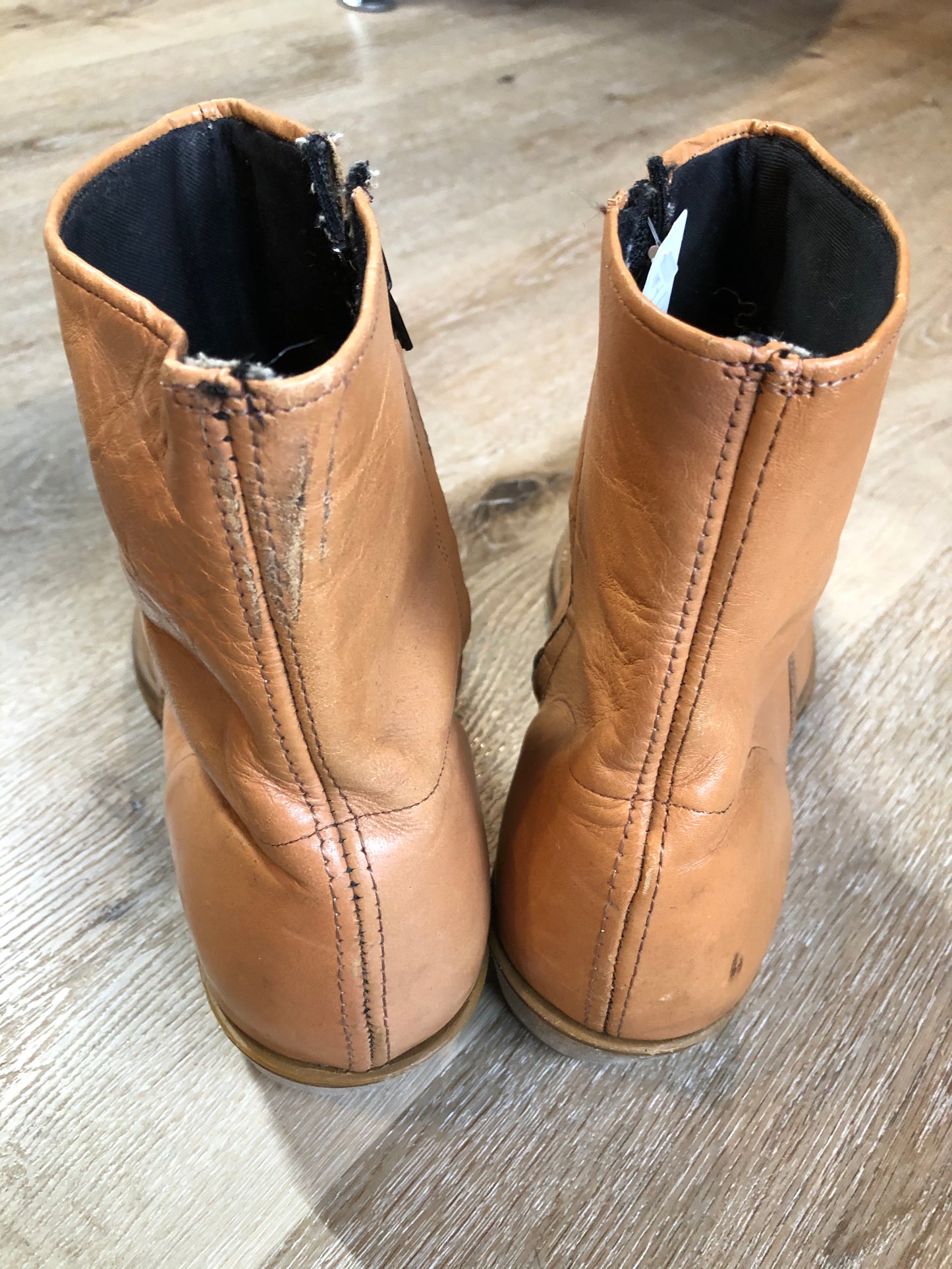 Kingspier Vintage - Light brown leather short cowboy boot with round toe, side zipper and decorative stitching.
Size 11 - 12 Mens
The leather uppers and soles are in excellent condition.
