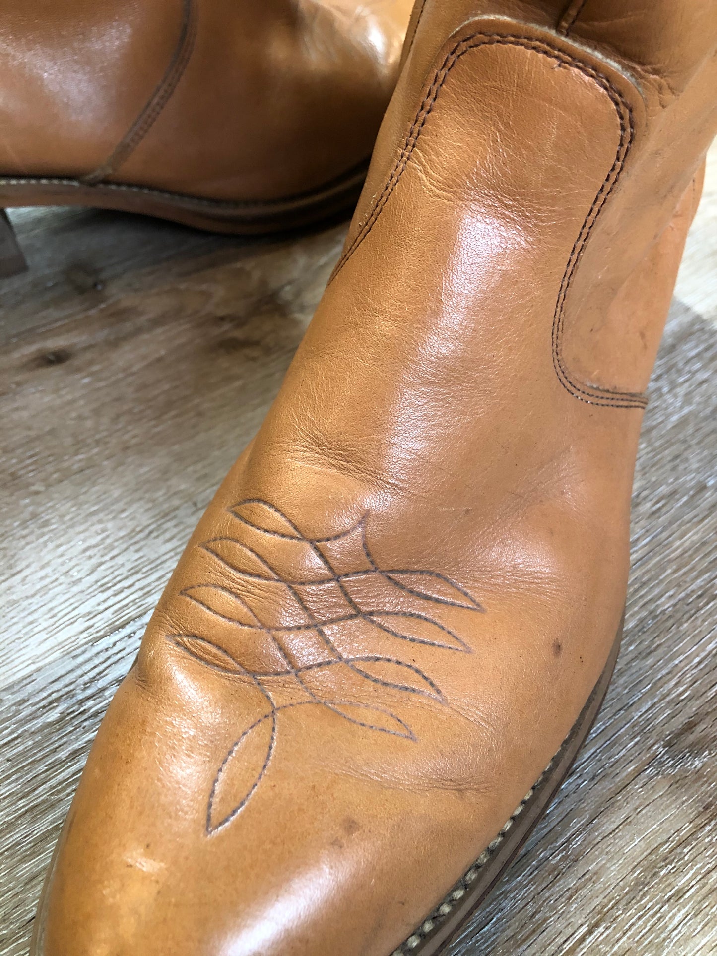 Kingspier Vintage - Light brown leather short cowboy boot with round toe, side zipper and decorative stitching.
Size 11 - 12 Mens
The leather uppers and soles are in excellent condition.