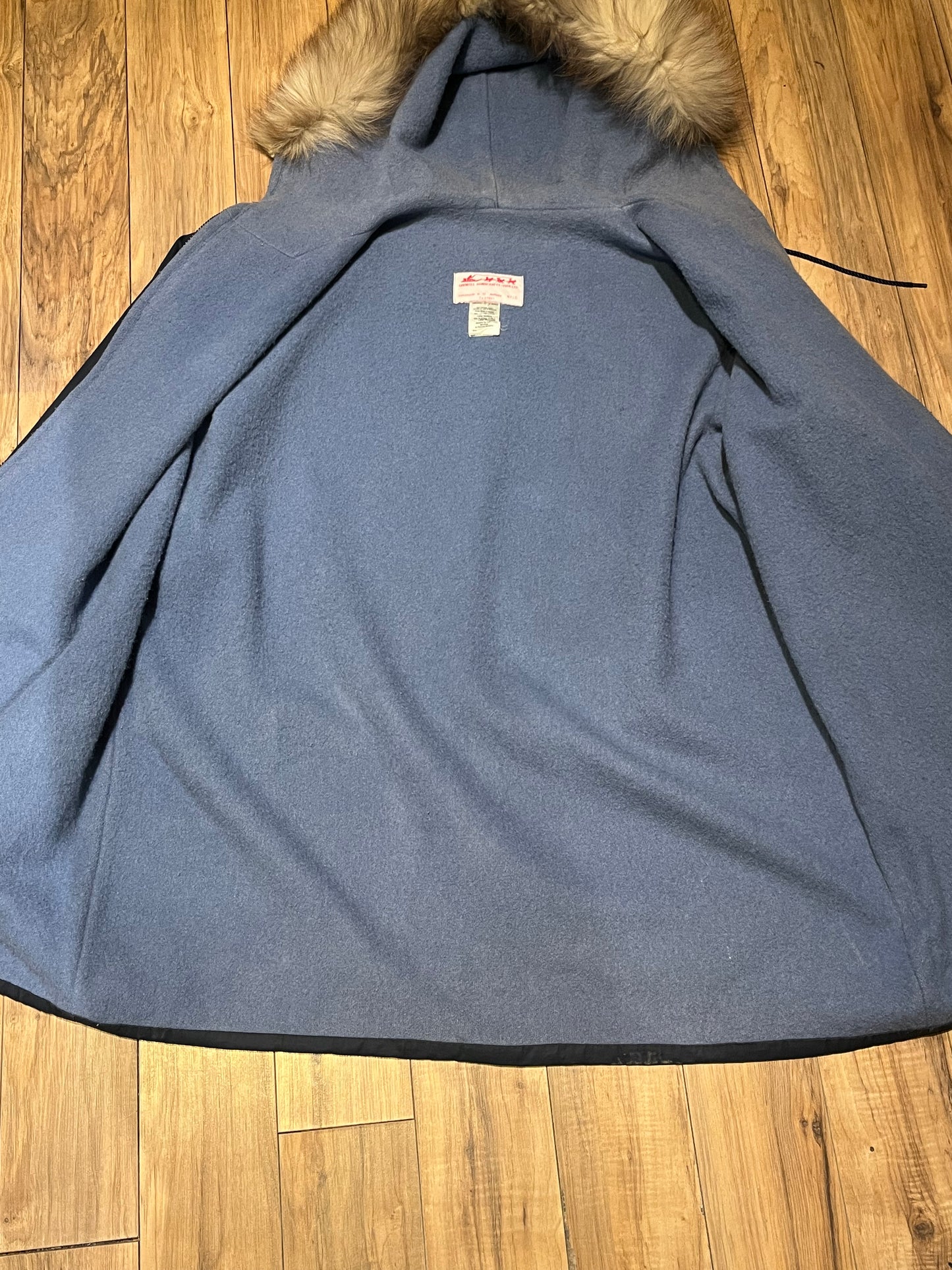 Vintage 80’s Grenfell Handicrafts navy blue northern parka with 100% cotton shell, wool lining,zipper closure,two patch pockets, fur trimmed hood and hand embroidered snowshoeing details.
Handmade in Canada
Chest 54”