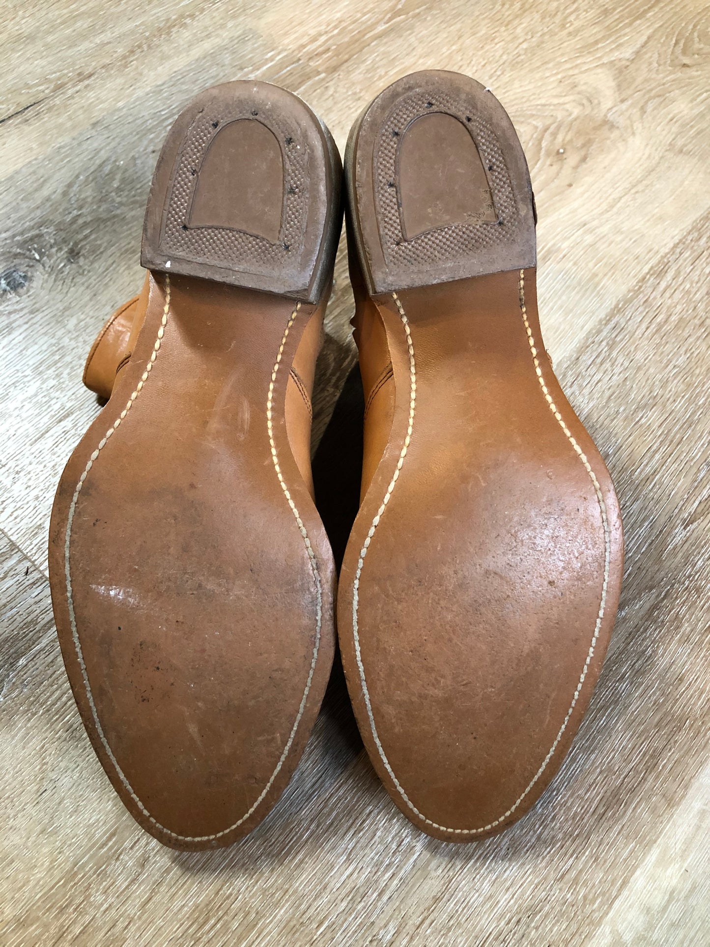 Kingspier Vintage - Light brown leather short cowboy boot with round toe, side zipper and decorative stitching.
Size 11 - 12 Mens
The leather uppers and soles are in excellent condition.