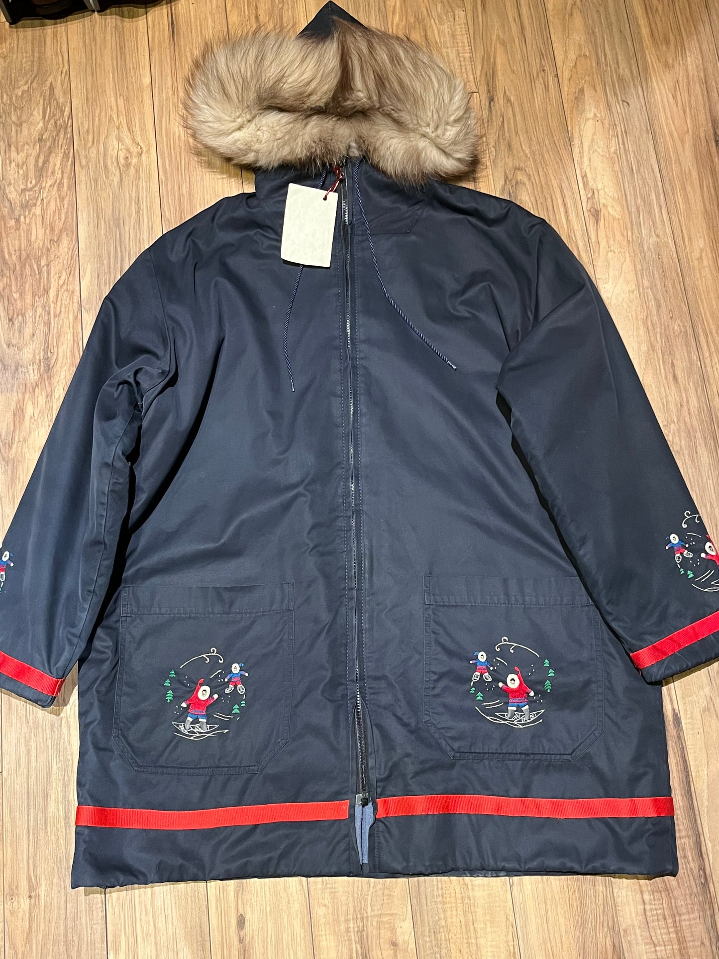Vintage 80’s Grenfell Handicrafts navy blue northern parka with 100% cotton shell, wool lining,zipper closure,two patch pockets, fur trimmed hood and hand embroidered snowshoeing details.
Handmade in Canada
Chest 54”