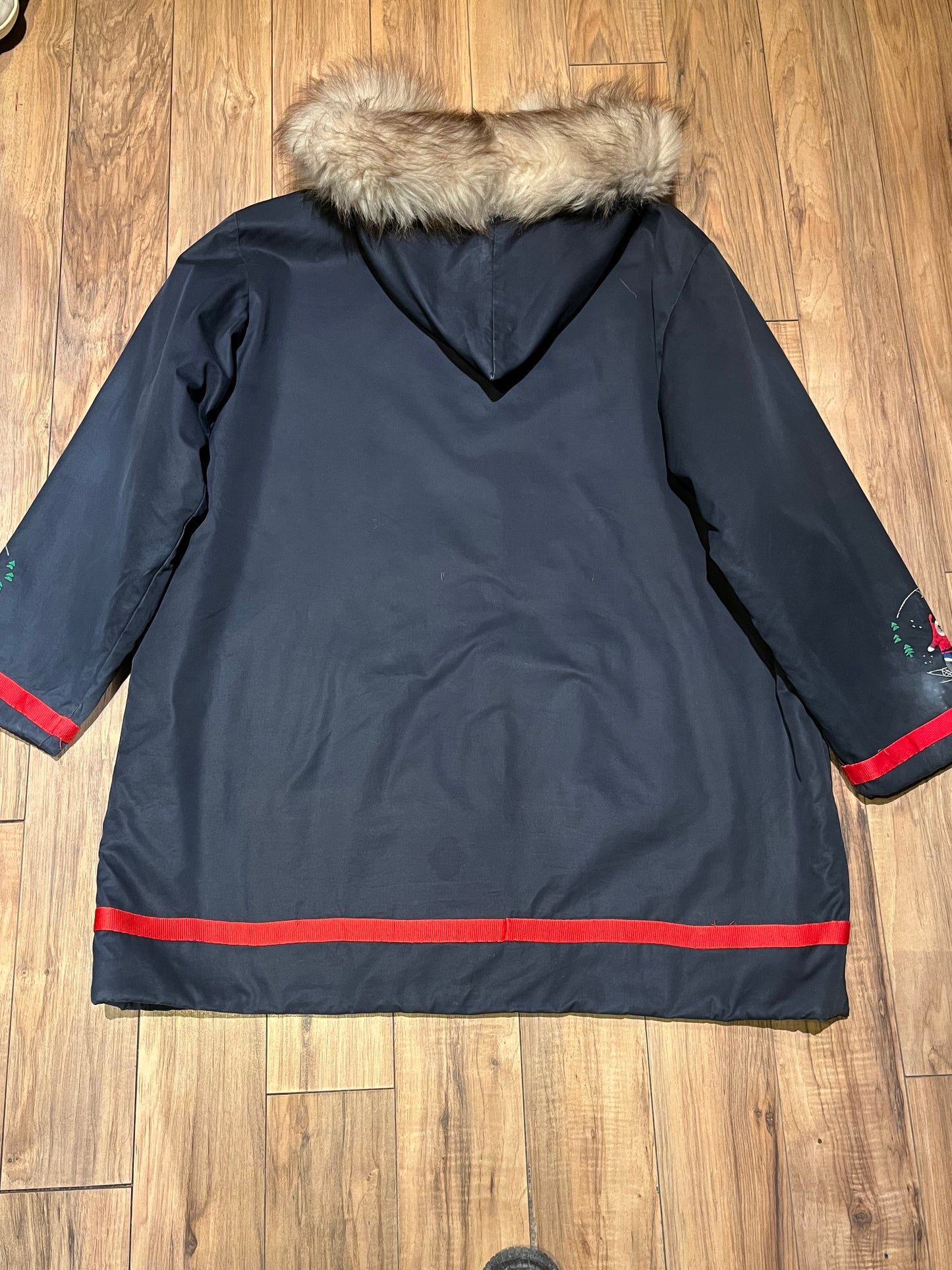 Vintage 80’s Grenfell Handicrafts navy blue northern parka with 100% cotton shell, wool lining,zipper closure,two patch pockets, fur trimmed hood and hand embroidered snowshoeing details.
Handmade in Canada
Chest 54”