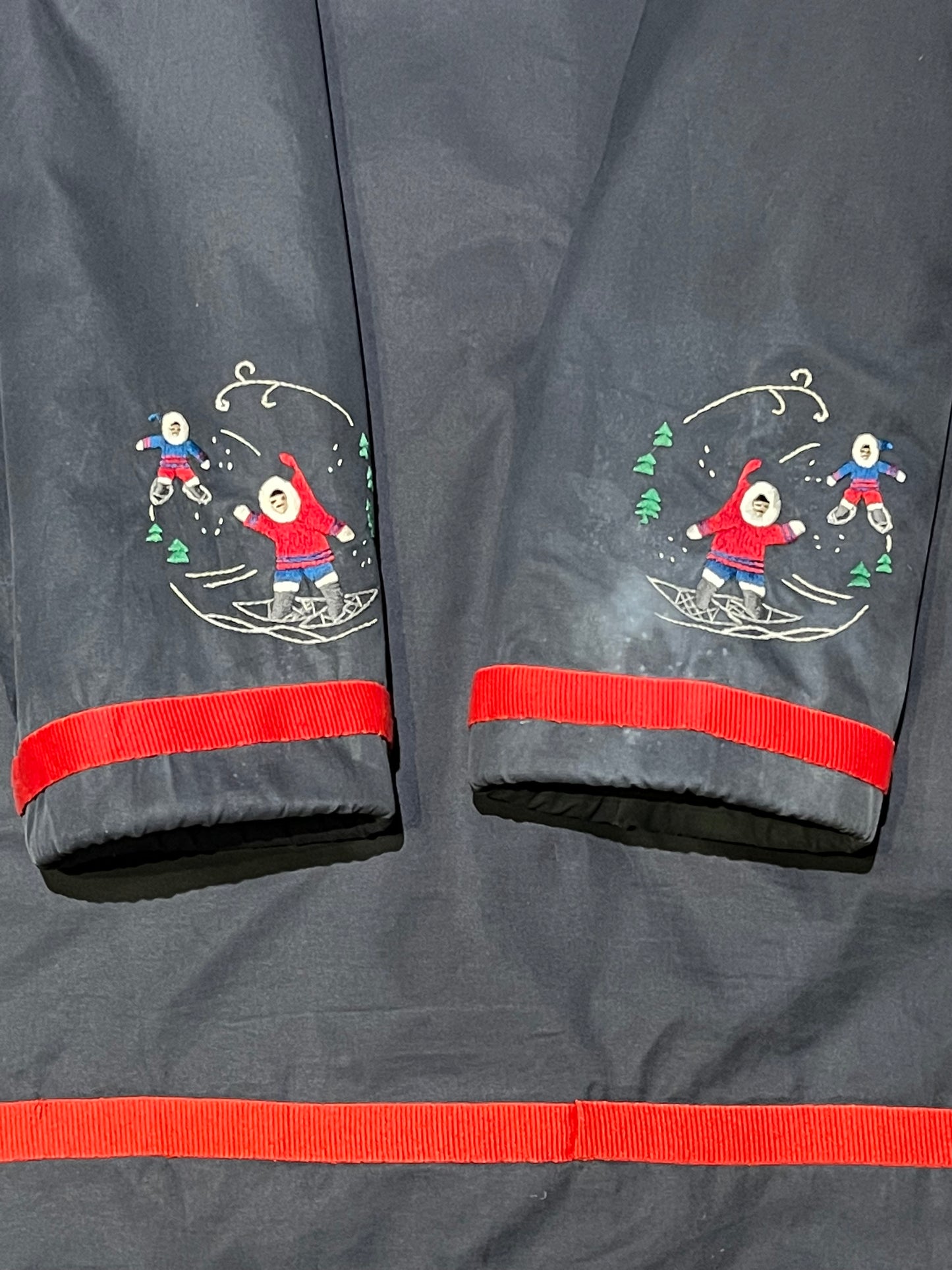 Vintage 80’s Grenfell Handicrafts navy blue northern parka with 100% cotton shell, wool lining,zipper closure,two patch pockets, fur trimmed hood and hand embroidered snowshoeing details.
Handmade in Canada
Chest 54”