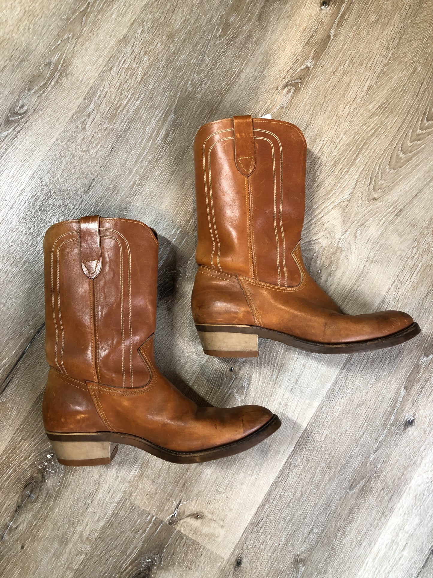 Kingspier Vintage - Vintage light brown cowboy boots with rounded toe and Goodyear welted sole.
Size 11 Mens wide ,
Some sun fading and scratches in the uppers, goodyear welted soles in excellent condition.