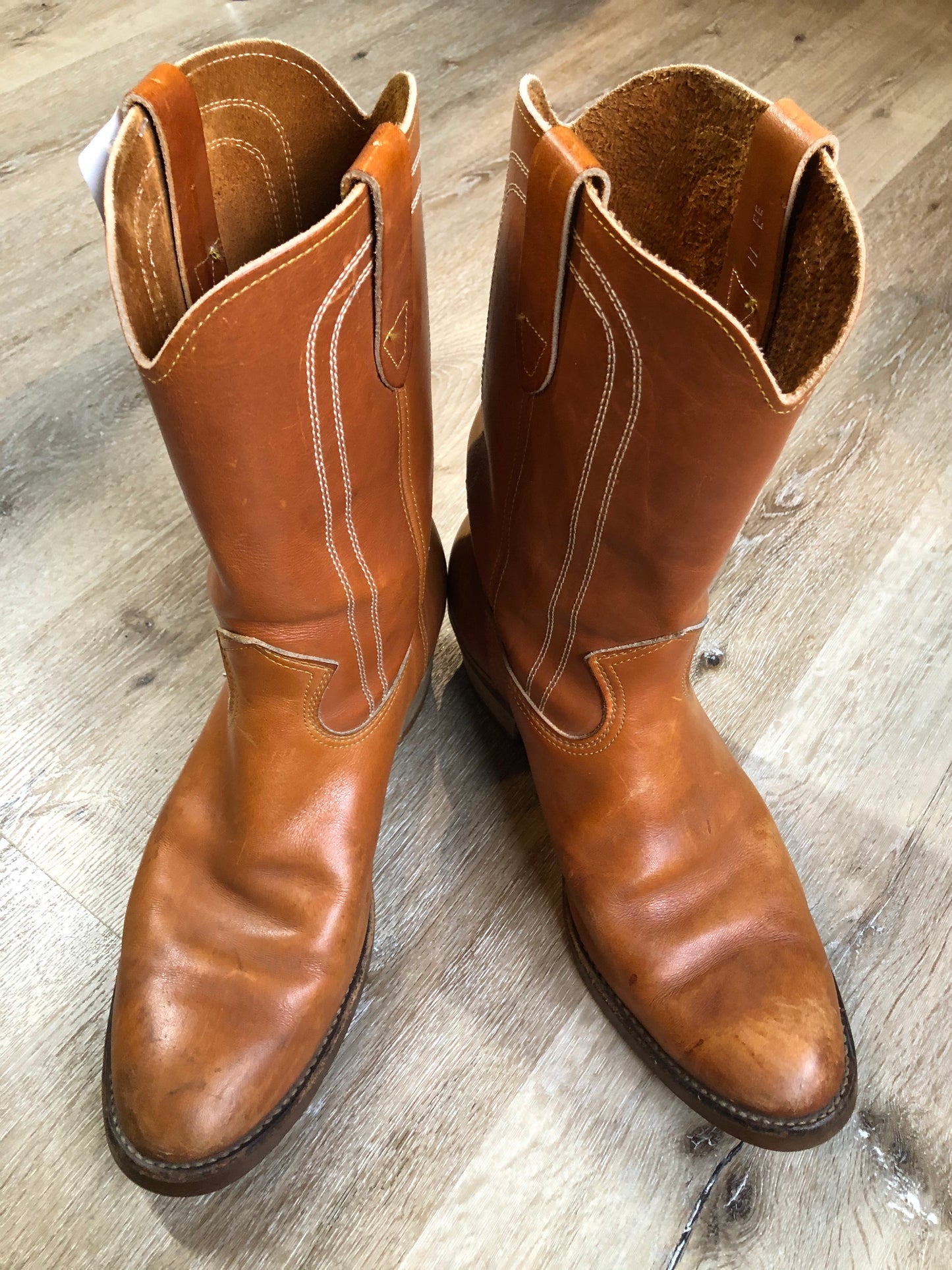 Kingspier Vintage - Vintage light brown cowboy boots with rounded toe and Goodyear welted sole.
Size 11 Mens wide ,
Some sun fading and scratches in the uppers, goodyear welted soles in excellent condition.