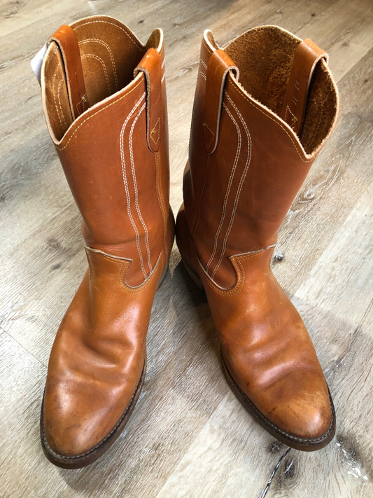 Kingspier Vintage - Vintage light brown cowboy boots with rounded toe and Goodyear welted sole.
 
Size 11 Mens wide , 
Some sun fading and scratches in the uppers, goodyear welted soles in excellent condition.
