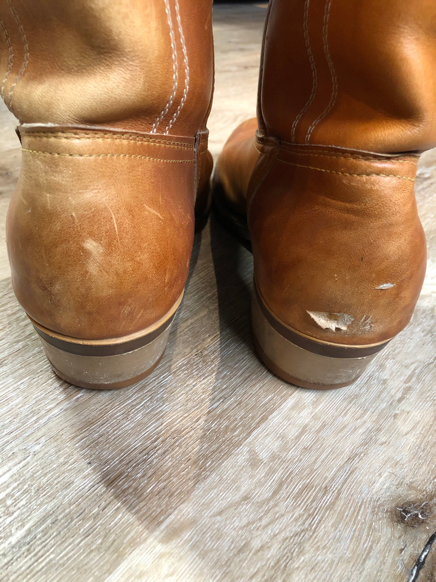 Kingspier Vintage - Vintage light brown cowboy boots with rounded toe and Goodyear welted sole.
Size 11 Mens wide ,
Some sun fading and scratches in the uppers, goodyear welted soles in excellent condition.