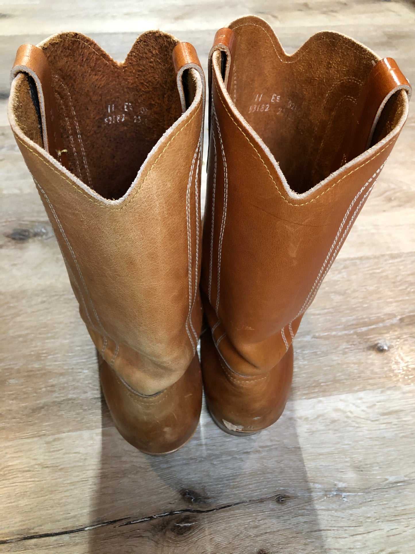 Kingspier Vintage - Vintage light brown cowboy boots with rounded toe and Goodyear welted sole.
Size 11 Mens wide ,
Some sun fading and scratches in the uppers, goodyear welted soles in excellent condition.