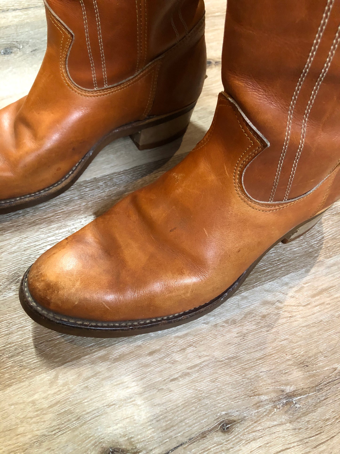 Kingspier Vintage - Vintage light brown cowboy boots with rounded toe and Goodyear welted sole.
Size 11 Mens wide ,
Some sun fading and scratches in the uppers, goodyear welted soles in excellent condition.