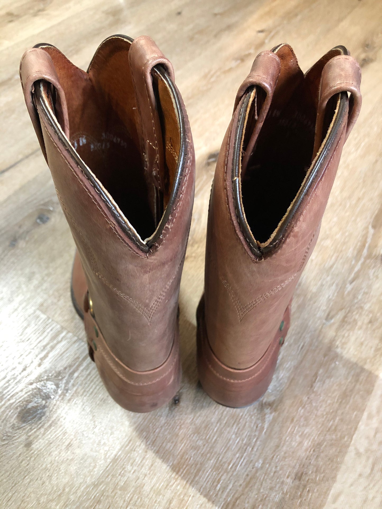 Kingspier Vintage - Double H brown leather motorcycle boots.
Size 8.5 Mens
The uppers and soles are in excellent condition, as new.
