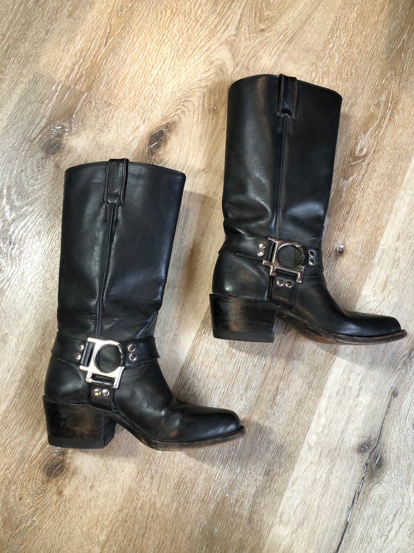Kingspier Vintage - Vintage Black Boulet Motorcycle Boots with Vibram soles. Made in Canada.
Size 5 Womens
The uppers and soles are in excellent condition.