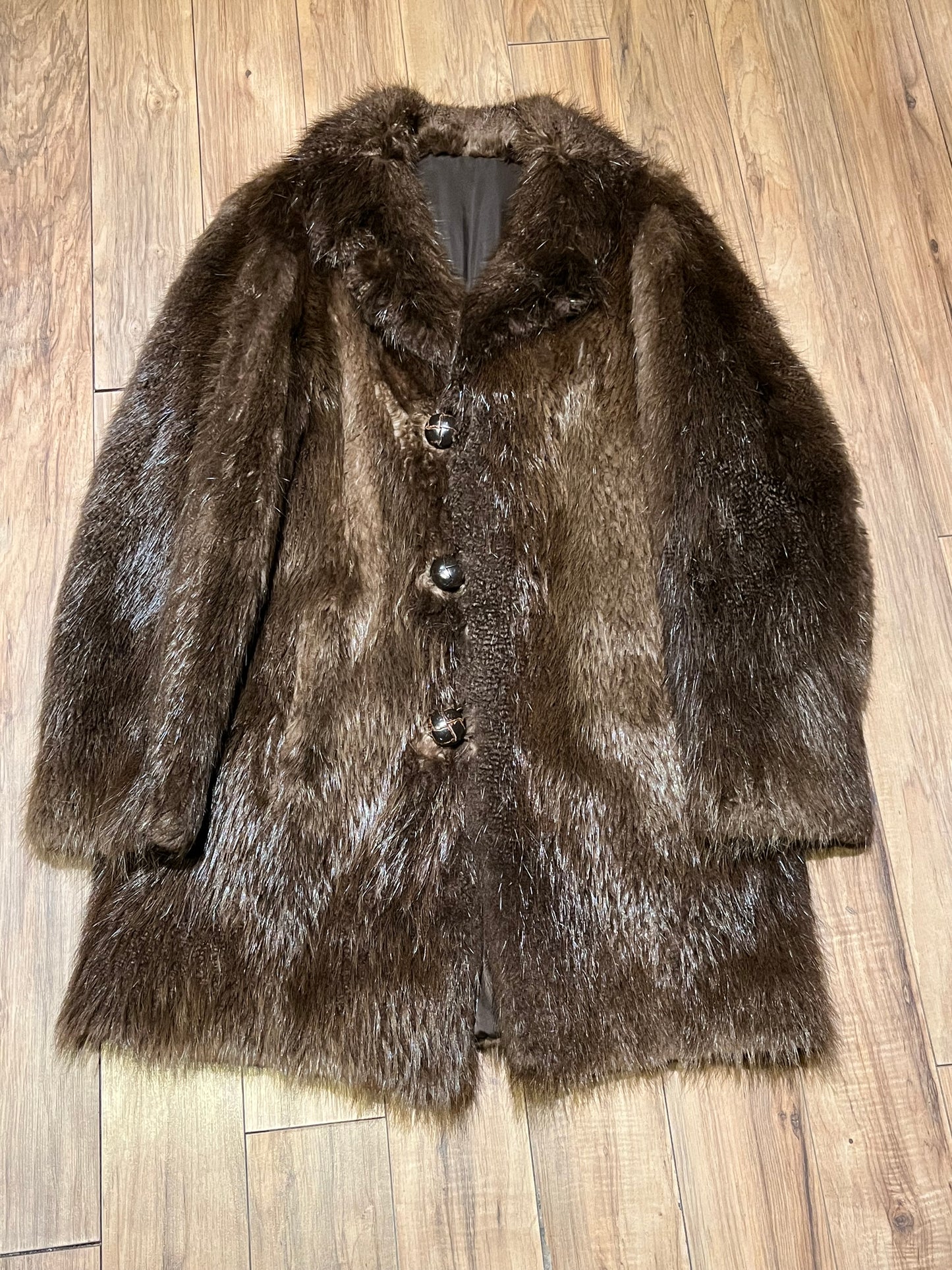 Vintage beaver felt fur coat with leather buttons, two front pockets, one inside pockets, a satin lining and a GVH monogram.
Chest 44”