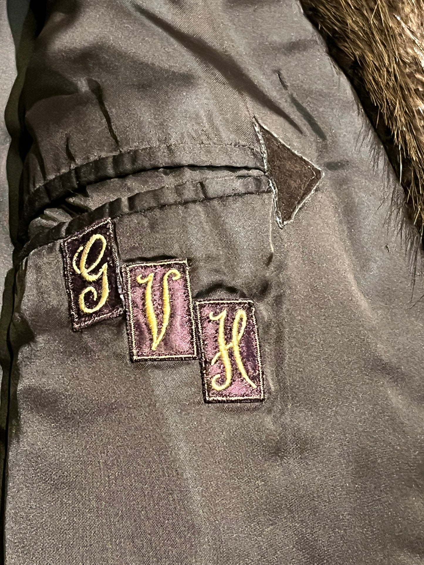 Vintage beaver felt fur coat with leather buttons, two front pockets, one inside pockets, a satin lining and a GVH monogram.
Chest 44”