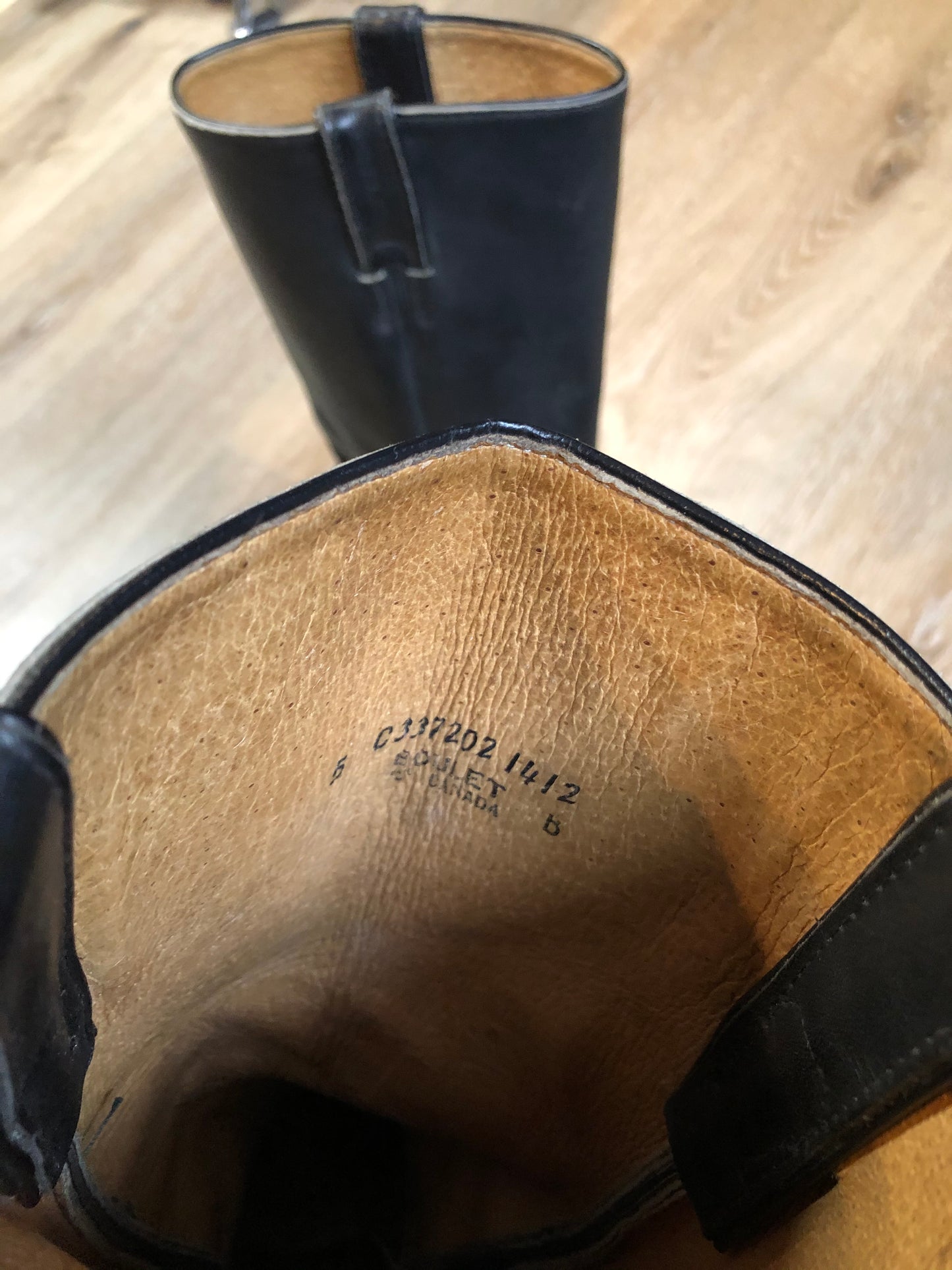Kingspier Vintage - Vintage Black Boulet Motorcycle Boots with Vibram soles. Made in Canada.
Size 5 Womens
The uppers and soles are in excellent condition.