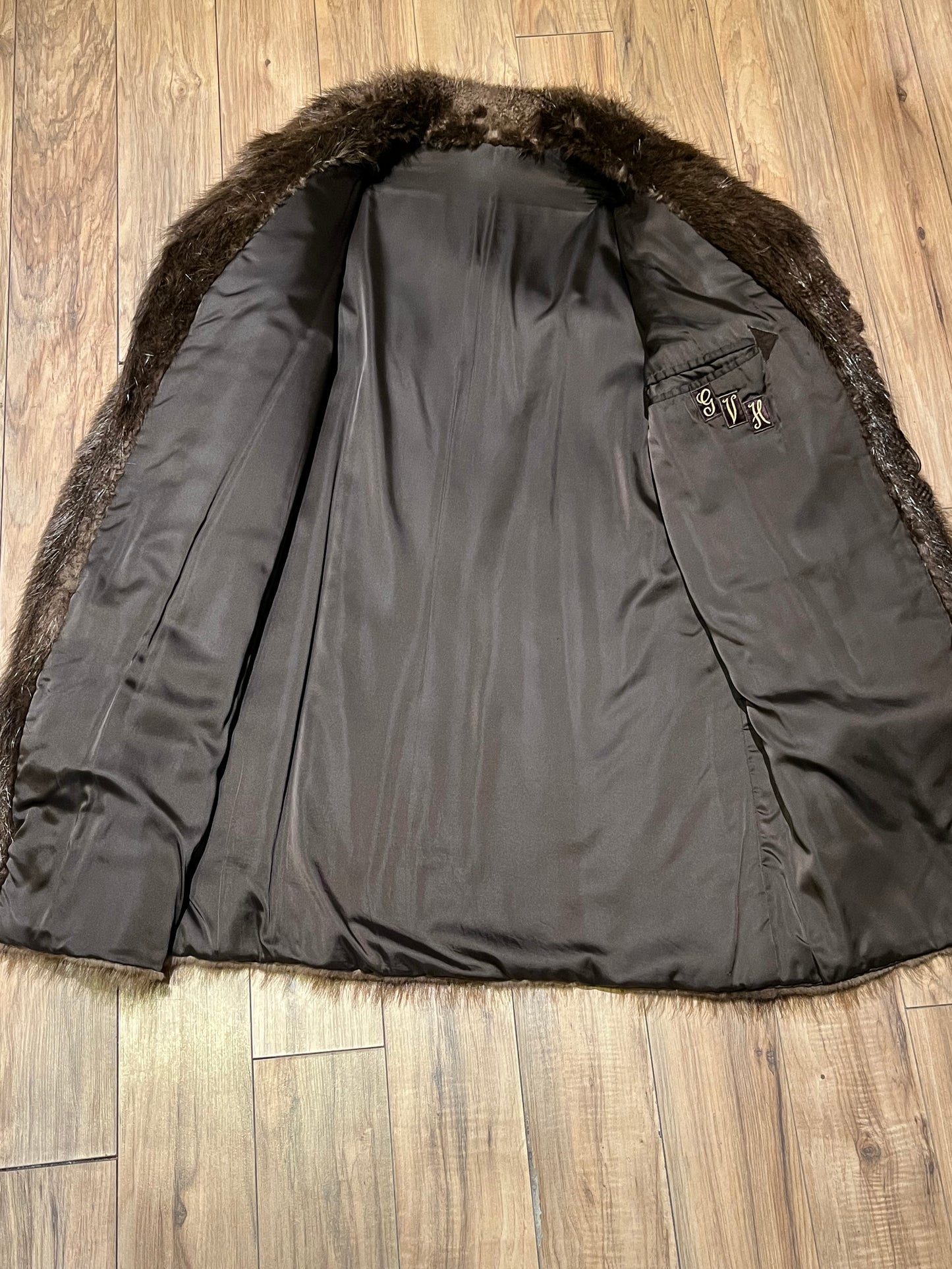 Vintage beaver felt fur coat with leather buttons, two front pockets, one inside pockets, a satin lining and a GVH monogram.
Chest 44”
