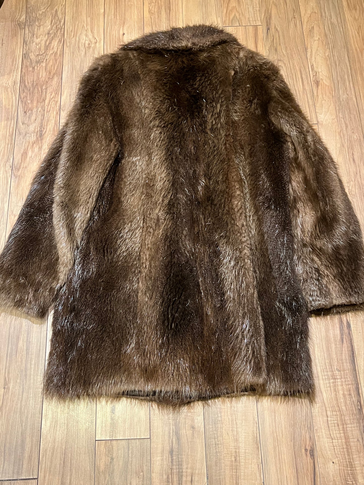 Vintage beaver felt fur coat with leather buttons, two front pockets, one inside pockets, a satin lining and a GVH monogram.
Chest 44”