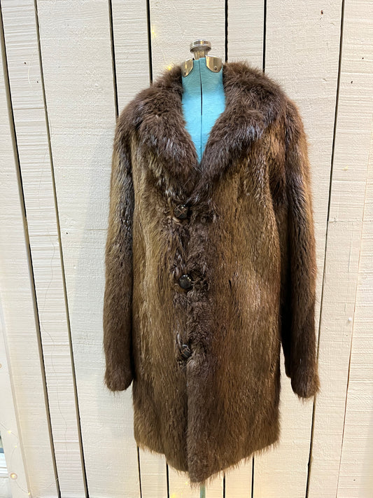 Vintage beaver felt fur coat with leather buttons, two front pockets, one inside pockets, a satin lining and a GVH monogram.
Chest 44”