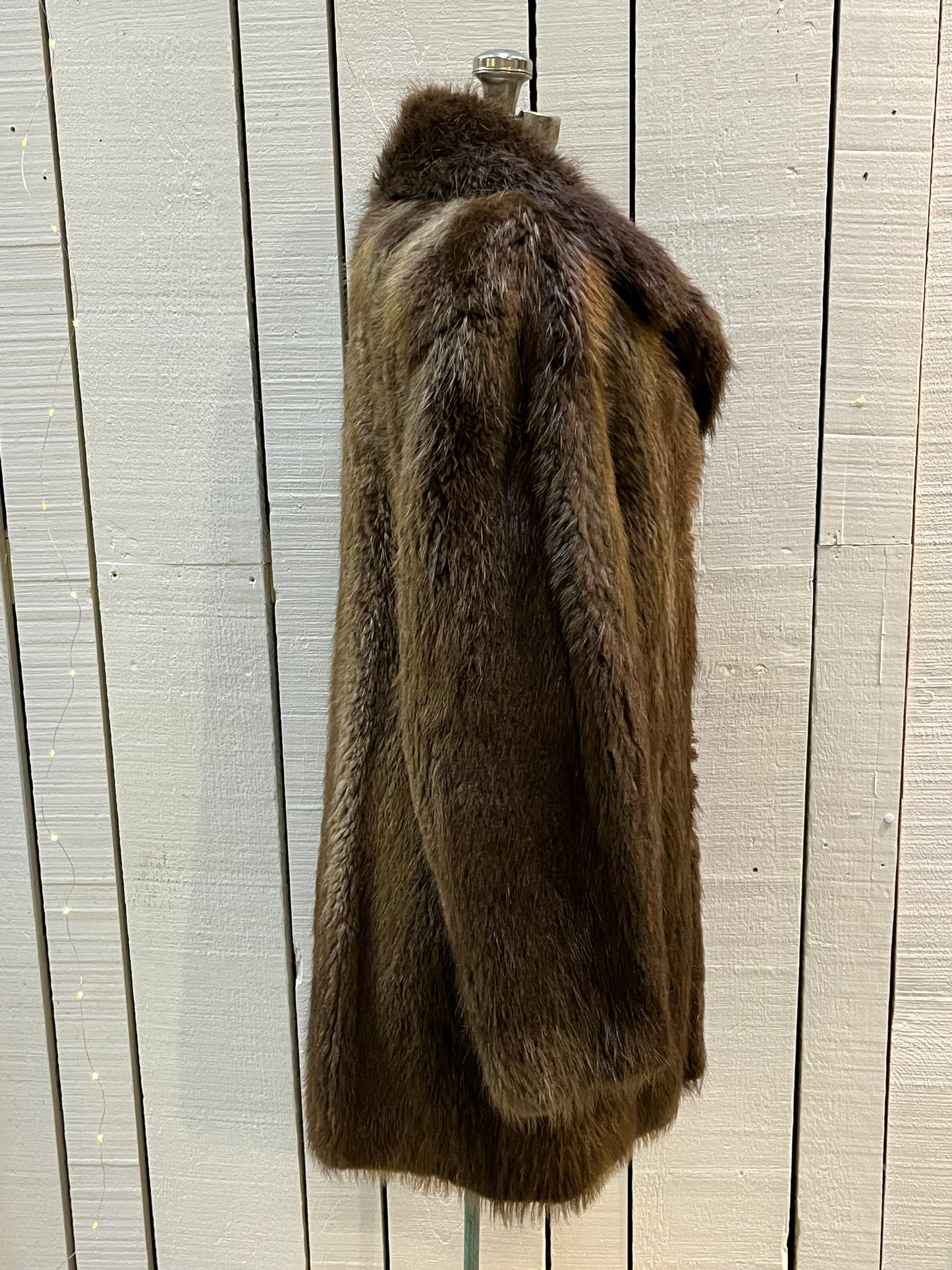 Vintage beaver felt fur coat with leather buttons, two front pockets, one inside pockets, a satin lining and a GVH monogram.
Chest 44”
