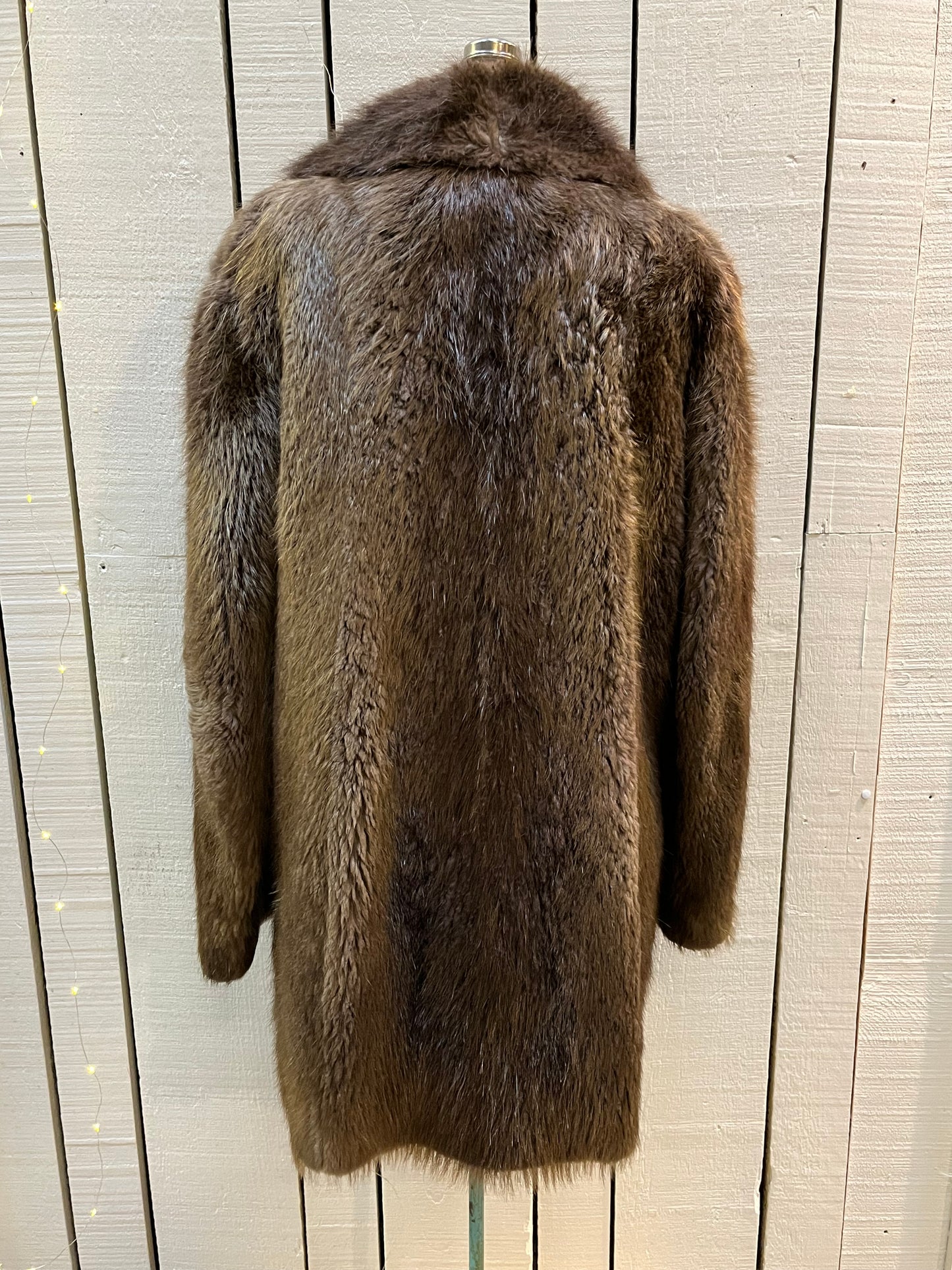 Vintage beaver felt fur coat with leather buttons, two front pockets, one inside pockets, a satin lining and a GVH monogram.
Chest 44”