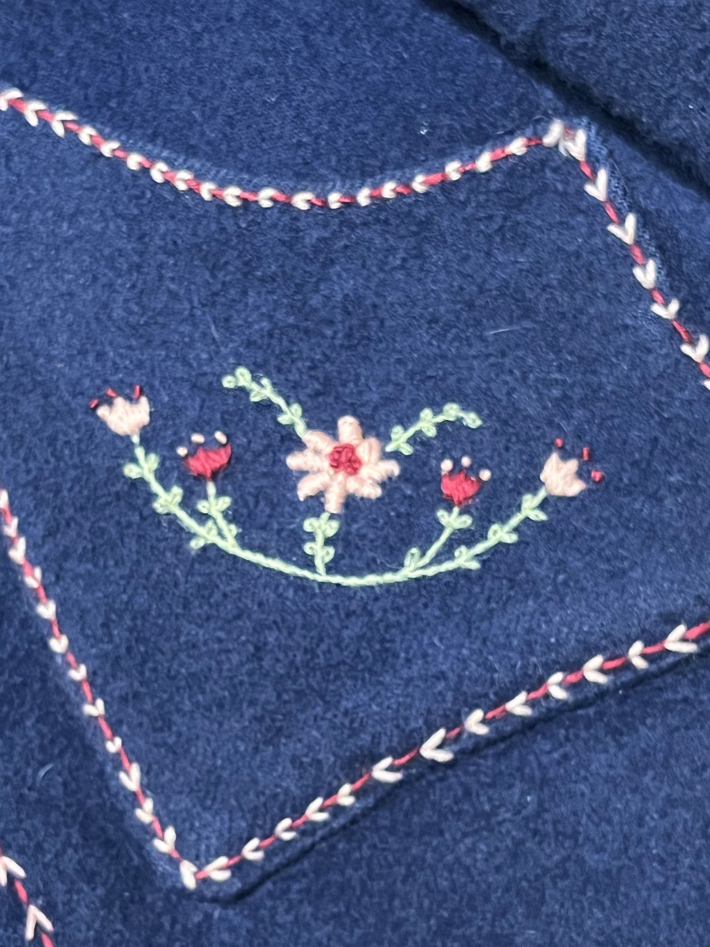Vintage blue wool northern parka with zipper closures, two patch pockets, white fur trimmed hood, hand embroidered flower details and an embroidered bird on the back.
Chest 42”