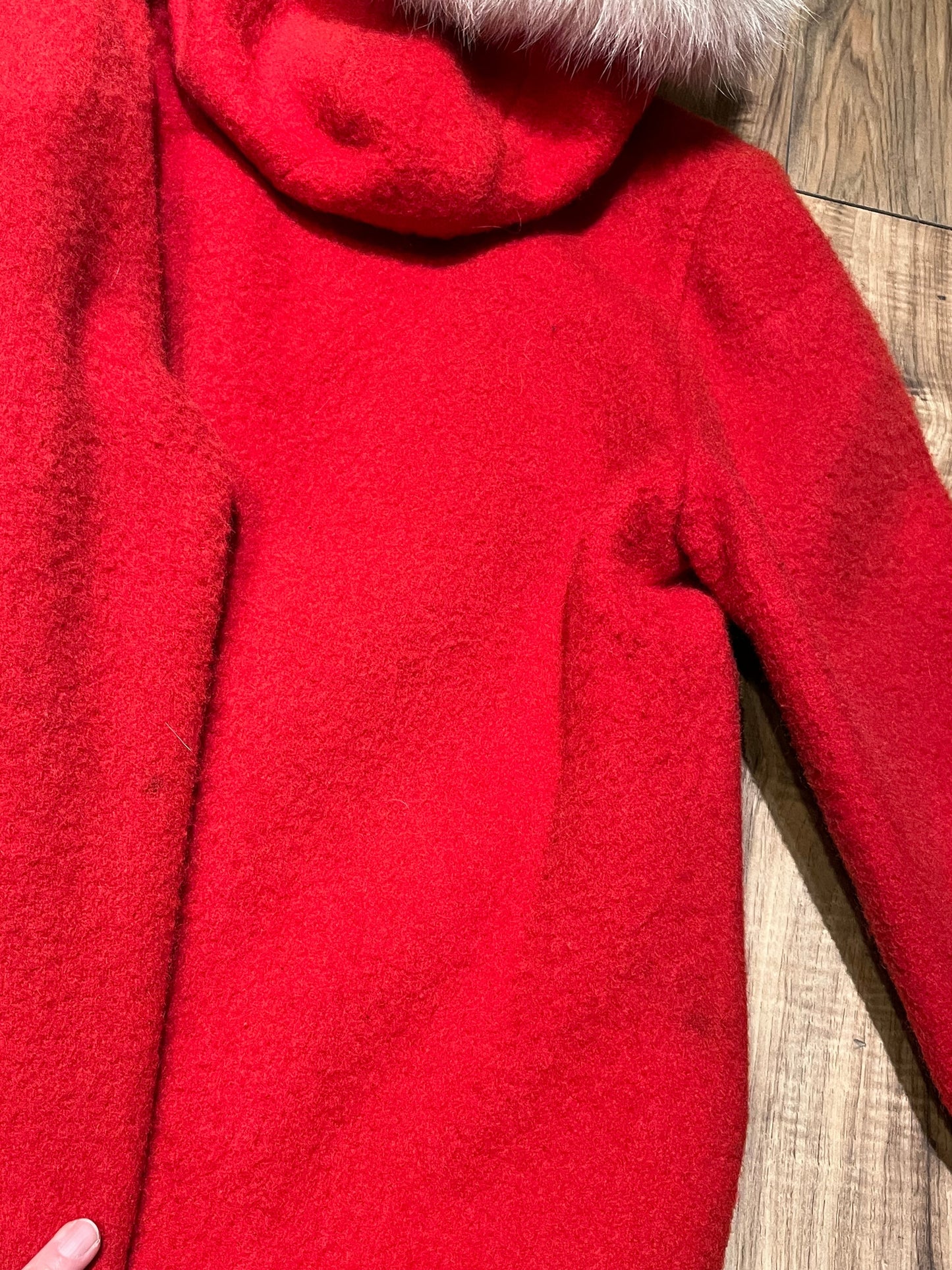 Vintage James Bay 100% pure virgin wool red northern parka with white fur trimmed hood, zipper and snap closures, two zip front pockets, drawstring at the waist, leather trimmed cuffs, a quilted lining and felt applique details.
Made in Canada
Chest 40”