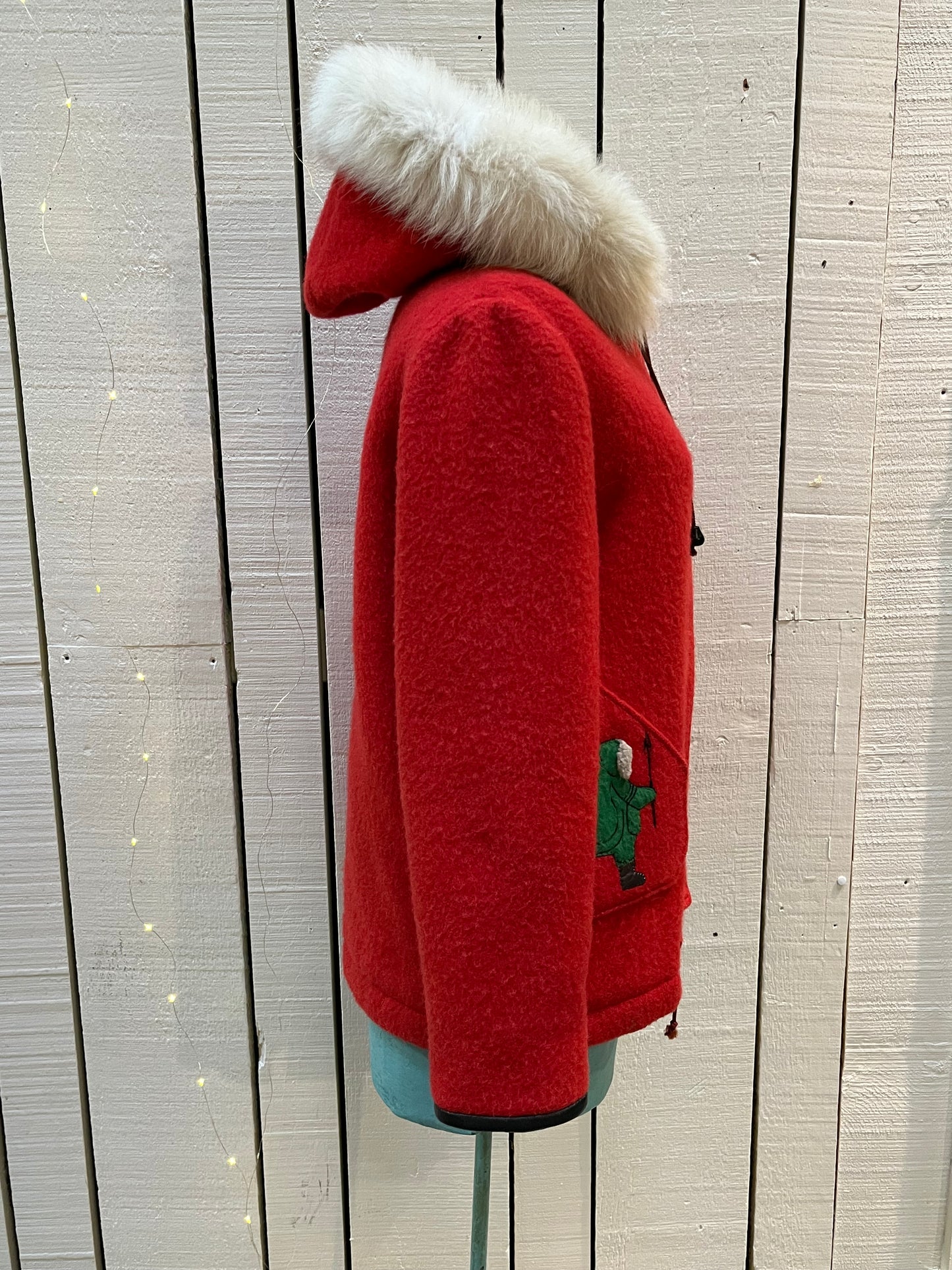 Vintage James Bay 100% pure virgin wool red northern parka with white fur trimmed hood, zipper and snap closures, two zip front pockets, drawstring at the waist, leather trimmed cuffs, a quilted lining and felt applique details.
Made in Canada
Chest 40”