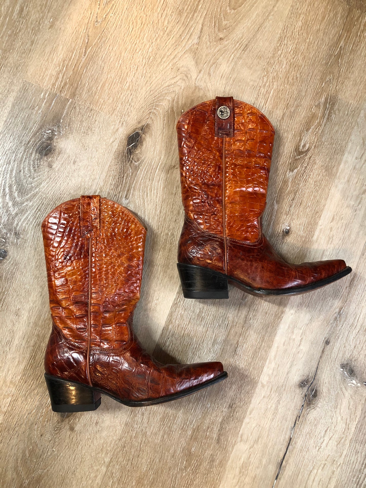Kingspier Vintage - Rogers reptile skin cowboy boots with pointed toe and leather soles.
Size 6 Mens
The uppers and soles are in good condition with some overall wear.