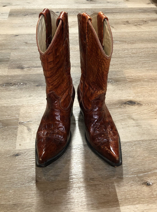 Kingspier Vintage - Rogers reptile skin cowboy boots with pointed toe and leather soles.
Size 6 Mens
The uppers and soles are in good condition with some overall wear.