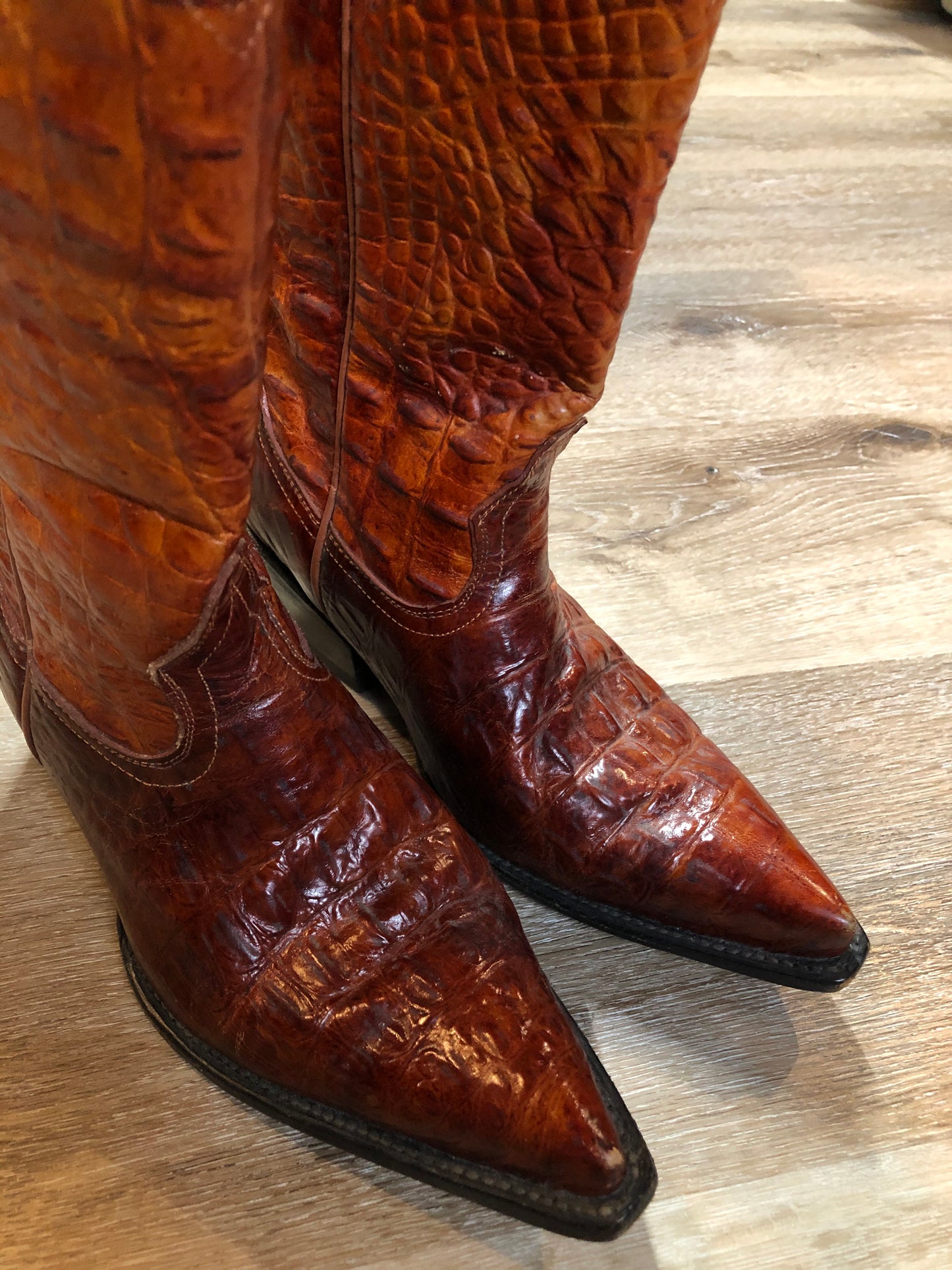 Kingspier Vintage - Rogers reptile skin cowboy boots with pointed toe and leather soles.
Size 6 Mens
The uppers and soles are in good condition with some overall wear.
