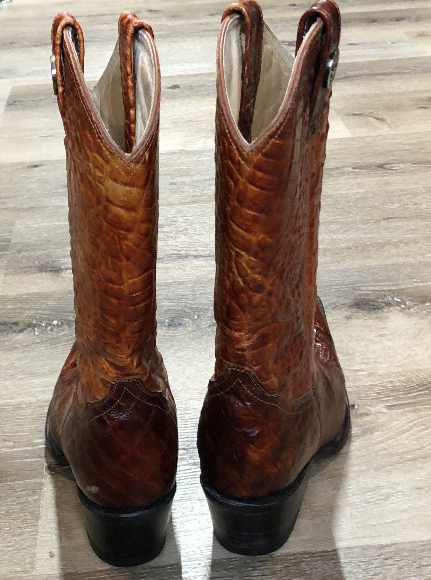 Kingspier Vintage - Rogers reptile skin cowboy boots with pointed toe and leather soles.
Size 6 Mens
The uppers and soles are in good condition with some overall wear.