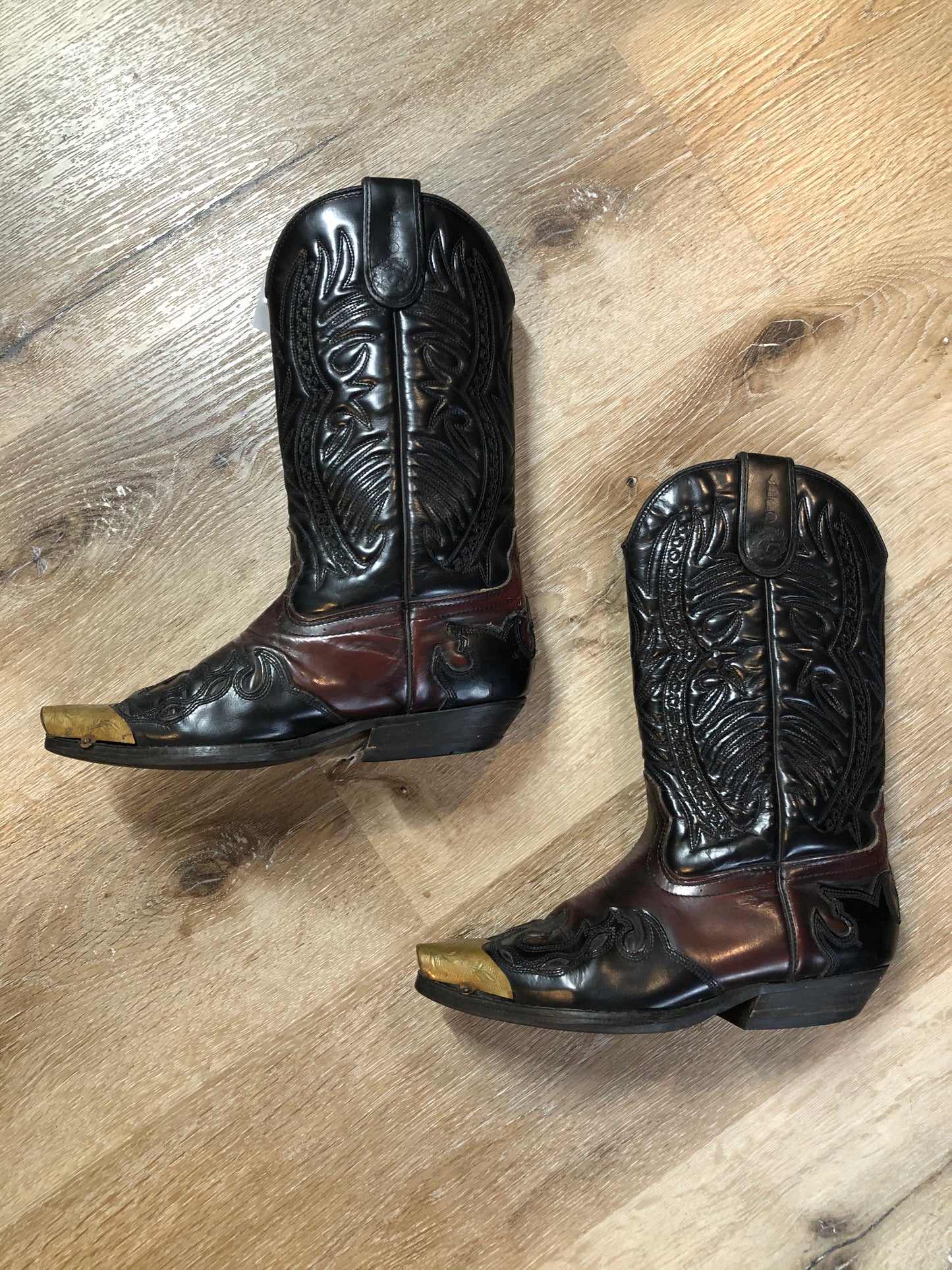 Kingspier Vintage - Vintage 80’s Aldo cowboy boots in black and dark brown with decorative stitching and gold pointed toe.
Size 6 Womens
The uppers and soles are in great condition with some minor wear.