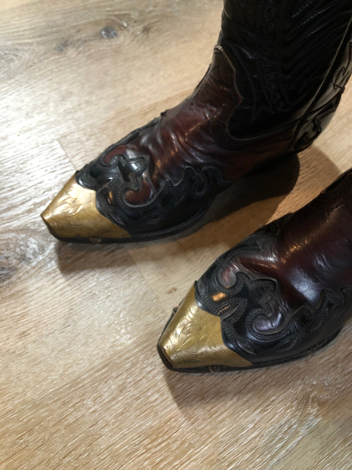 Kingspier Vintage - Vintage 80’s Aldo cowboy boots in black and dark brown with decorative stitching and gold pointed toe.
Size 6 Womens
The uppers and soles are in great condition with some minor wear.